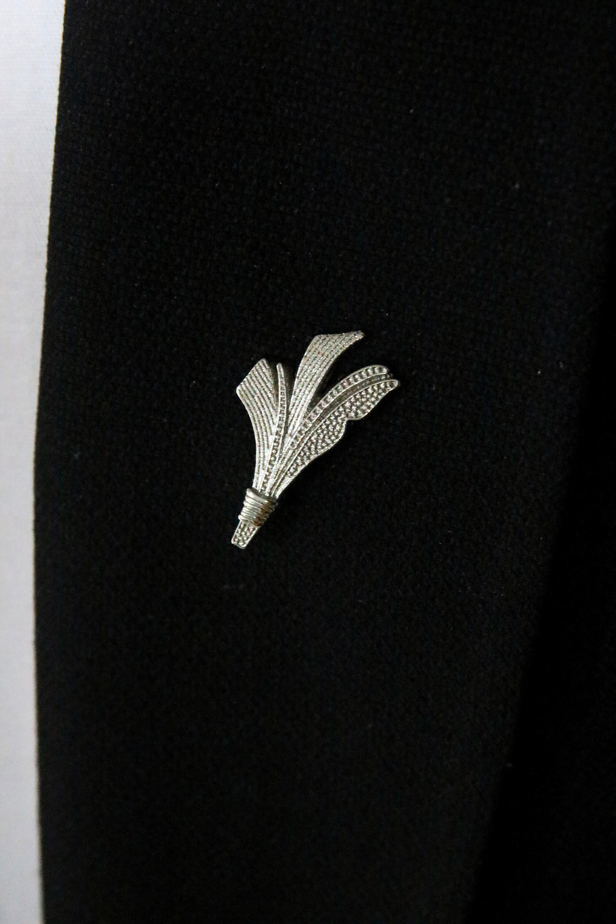 Elegante Cravatte Açık Gri Renk Ceket Yaka İğnesi Broş Rozet