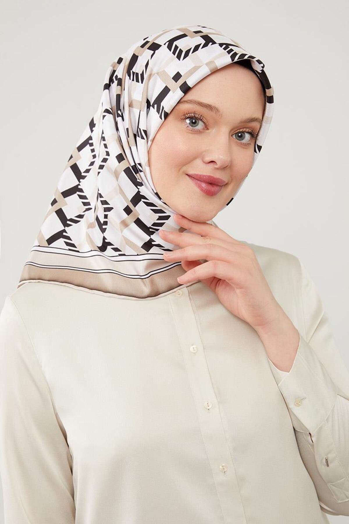 روسری چند رنگ روند مثلث قهوه شیر Levidor