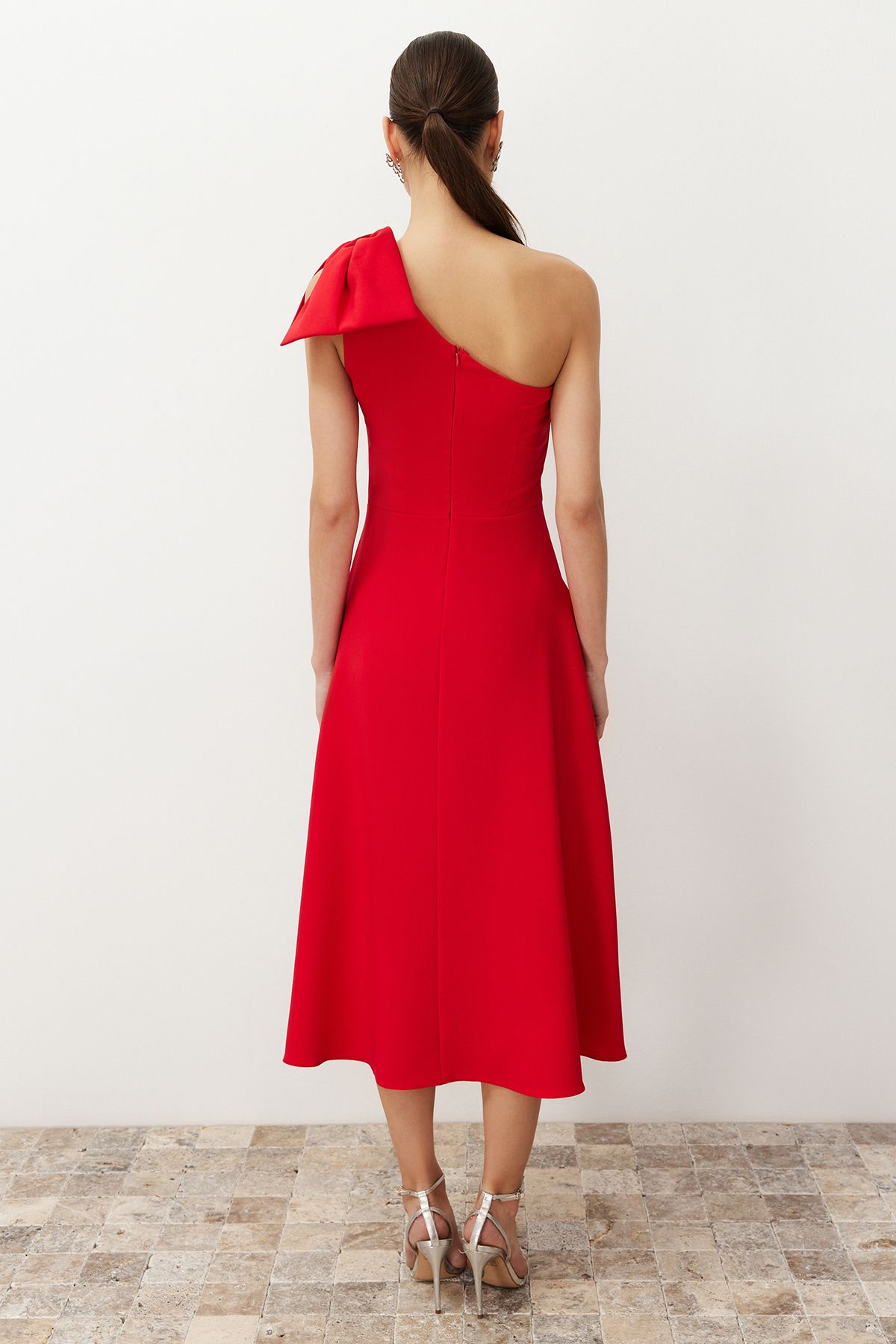 Trendyol Collection-Stylové červené večerní tkané šaty s mašlí ve střihu do A – TPRSS24EL00105 4