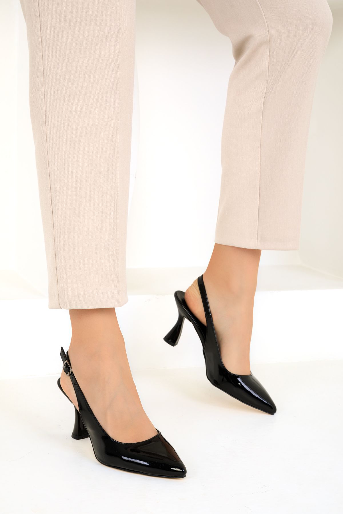 SOHO-Klassische Damenschuhe mit Absatz aus schwarzem Lackleder 16835 4