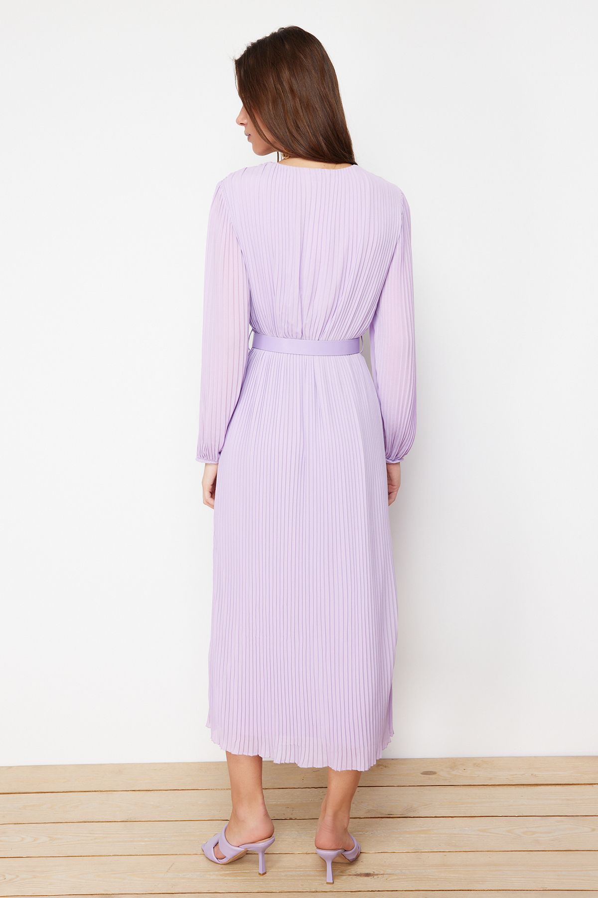 Trendyol Collection-Lila A-Linien-Maxikleid aus gewebtem Chiffon mit Plissierung und Futter, mit Gürtel TWOAW24EL00471 6