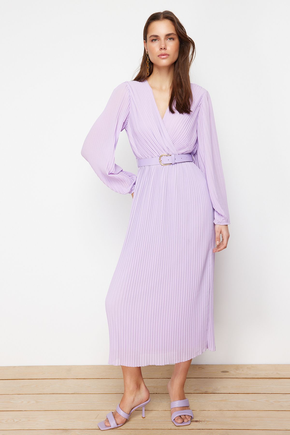 Trendyol Collection-Lila A-Linien-Maxikleid aus gewebtem Chiffon mit Plissierung und Futter, mit Gürtel TWOAW24EL00471 1