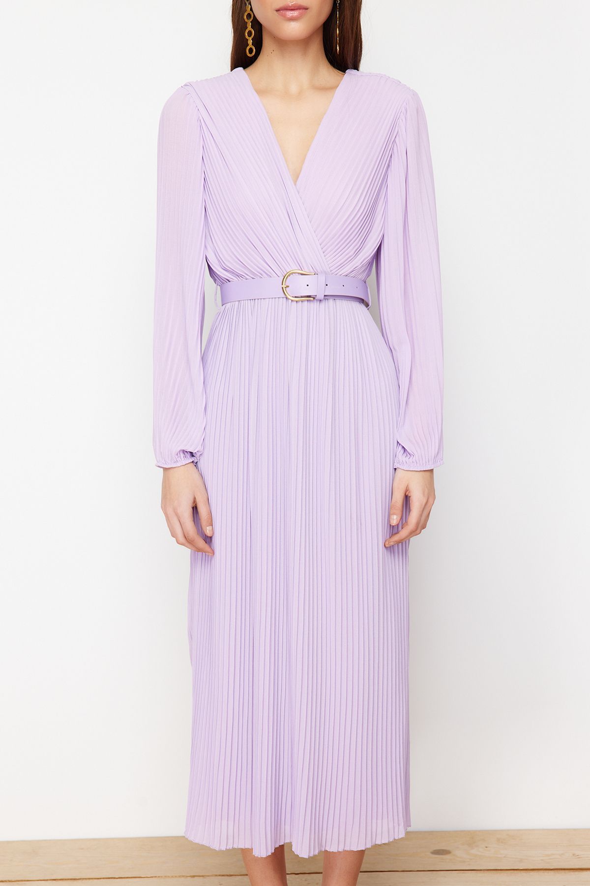 Trendyol Collection-Lila A-Linien-Maxikleid aus gewebtem Chiffon mit Plissierung und Futter, mit Gürtel TWOAW24EL00471 4