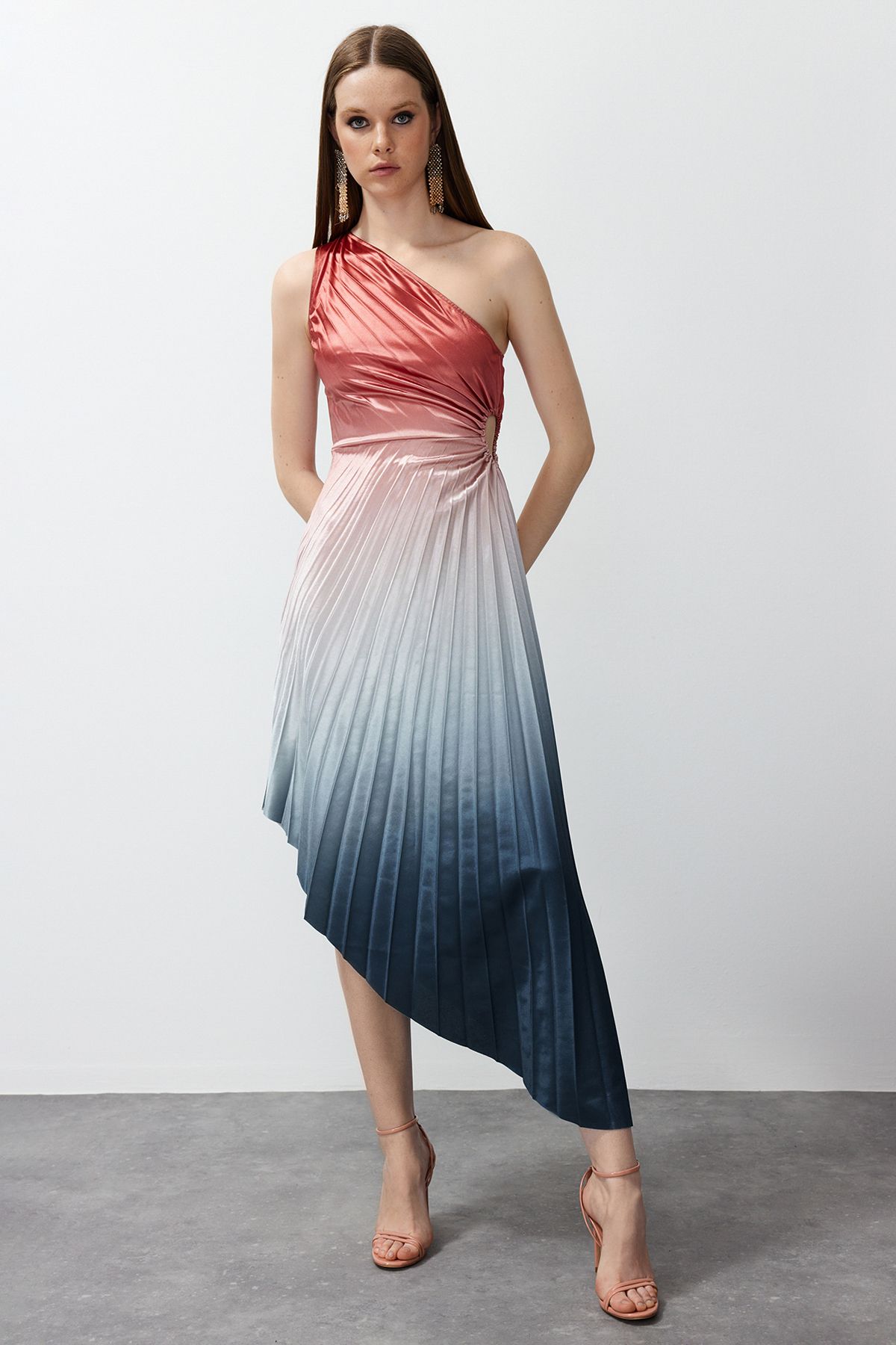 Trendyol Collection-Rochie de seara din satin eleganta cu pliuri asimetrice - Rochie tricotata colorata TPRSS23EL00557 2