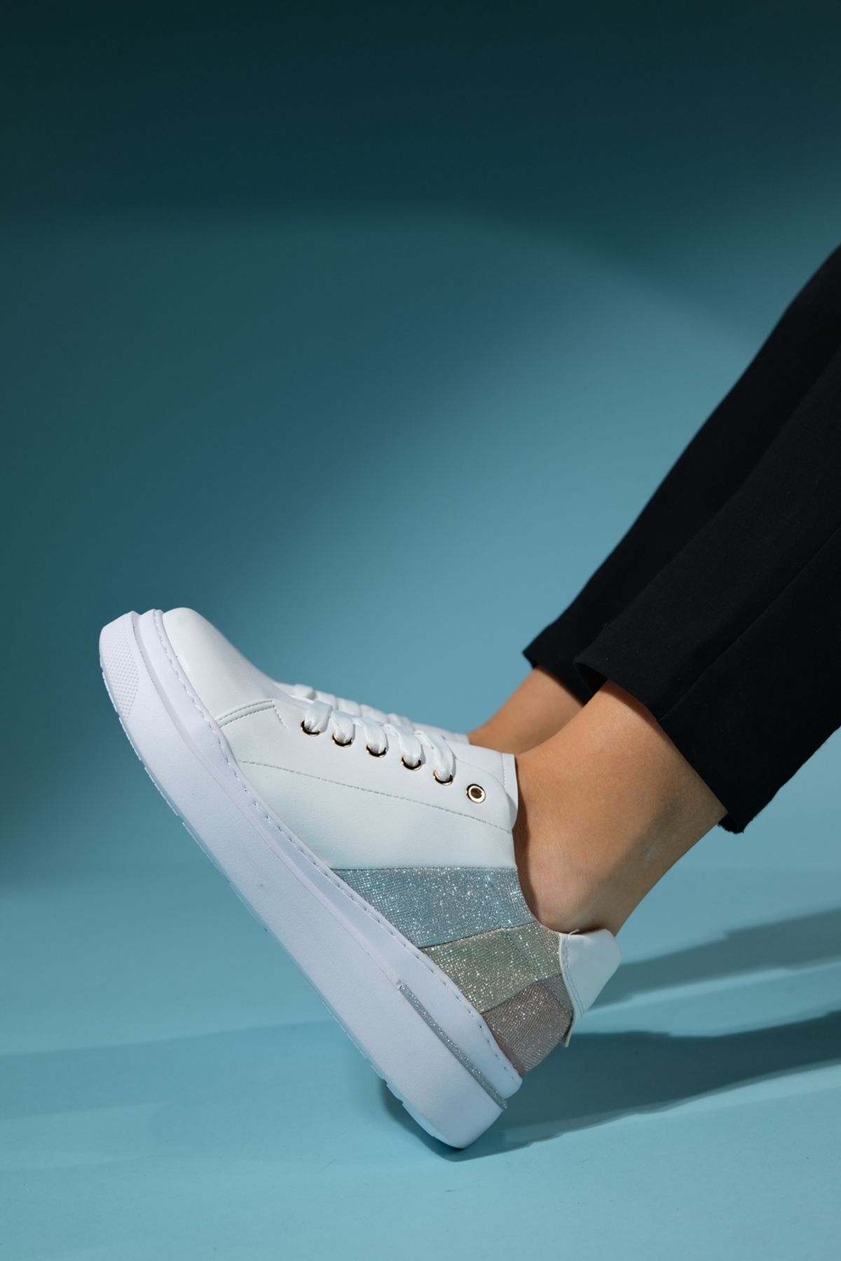 اسنیکر چند رنگ زنانه کفش ورزشی سبک نقره ای سفید luvishoes