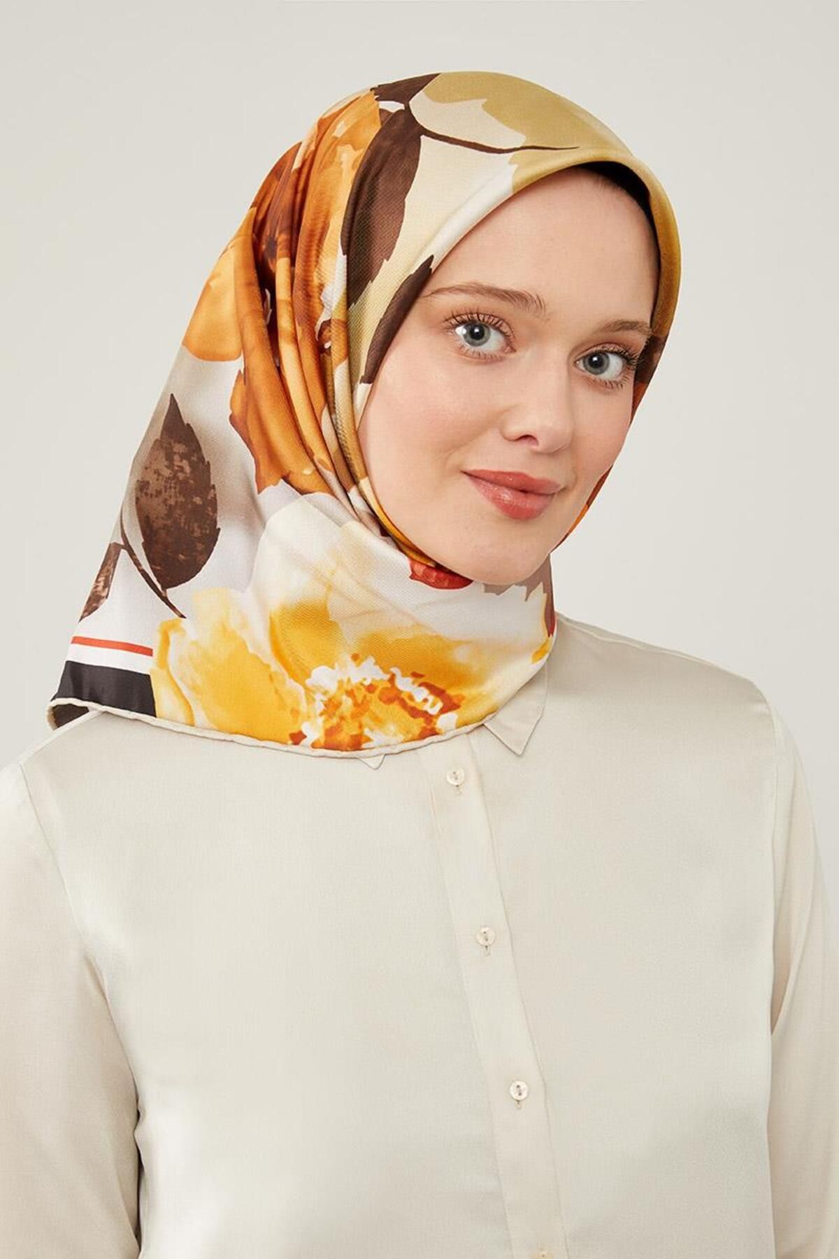 روسری چند رنگ Twill Trend الگوی گل شتر Levidor