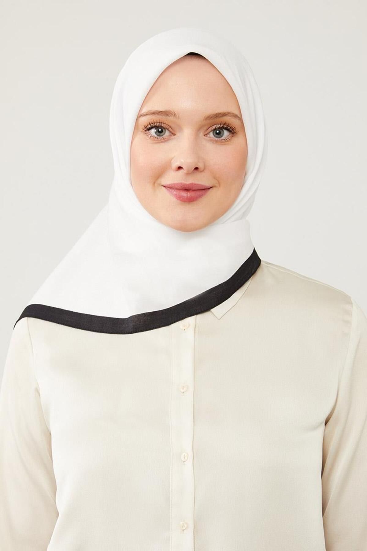 روسری سفید پراگ با Biye Levidor