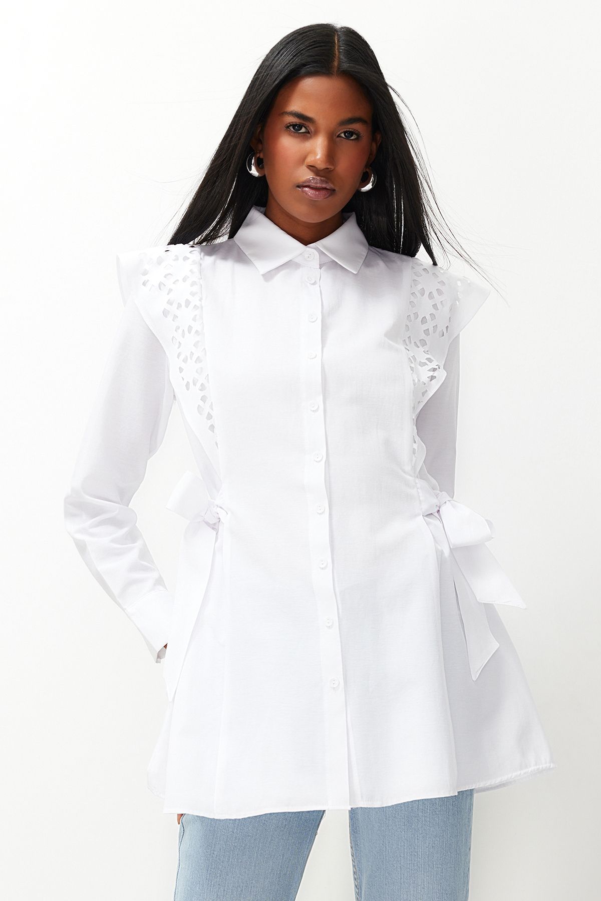 Trendyol Modest Biela vyšívaná bavlnená košeľa TCTSS24TG00004