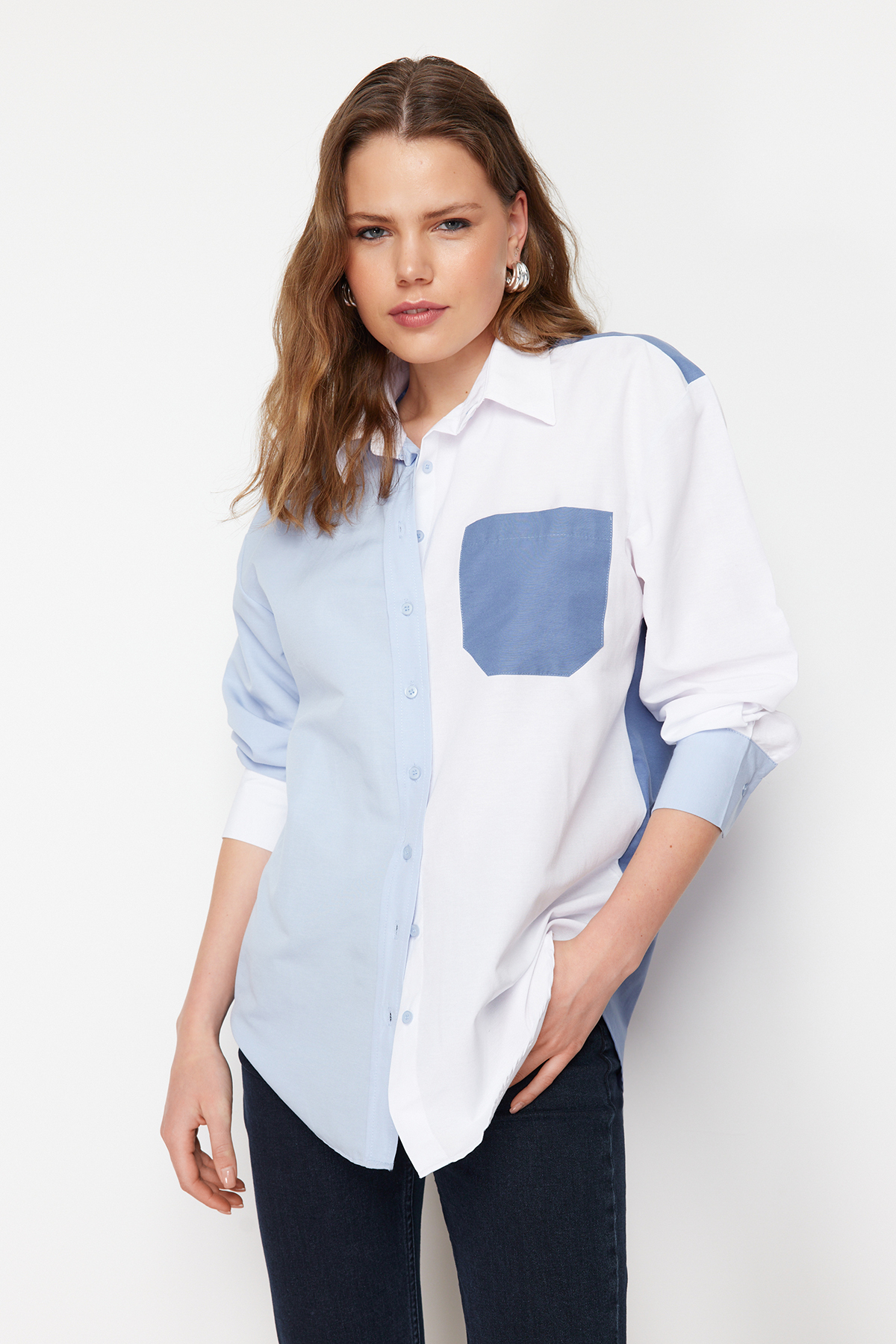 Trendyolmilla  Mavi Renk Bloklu Oversize Geniş Kalıp Dokuma Gömlek TWOSS24GO00136 - Görsel 3