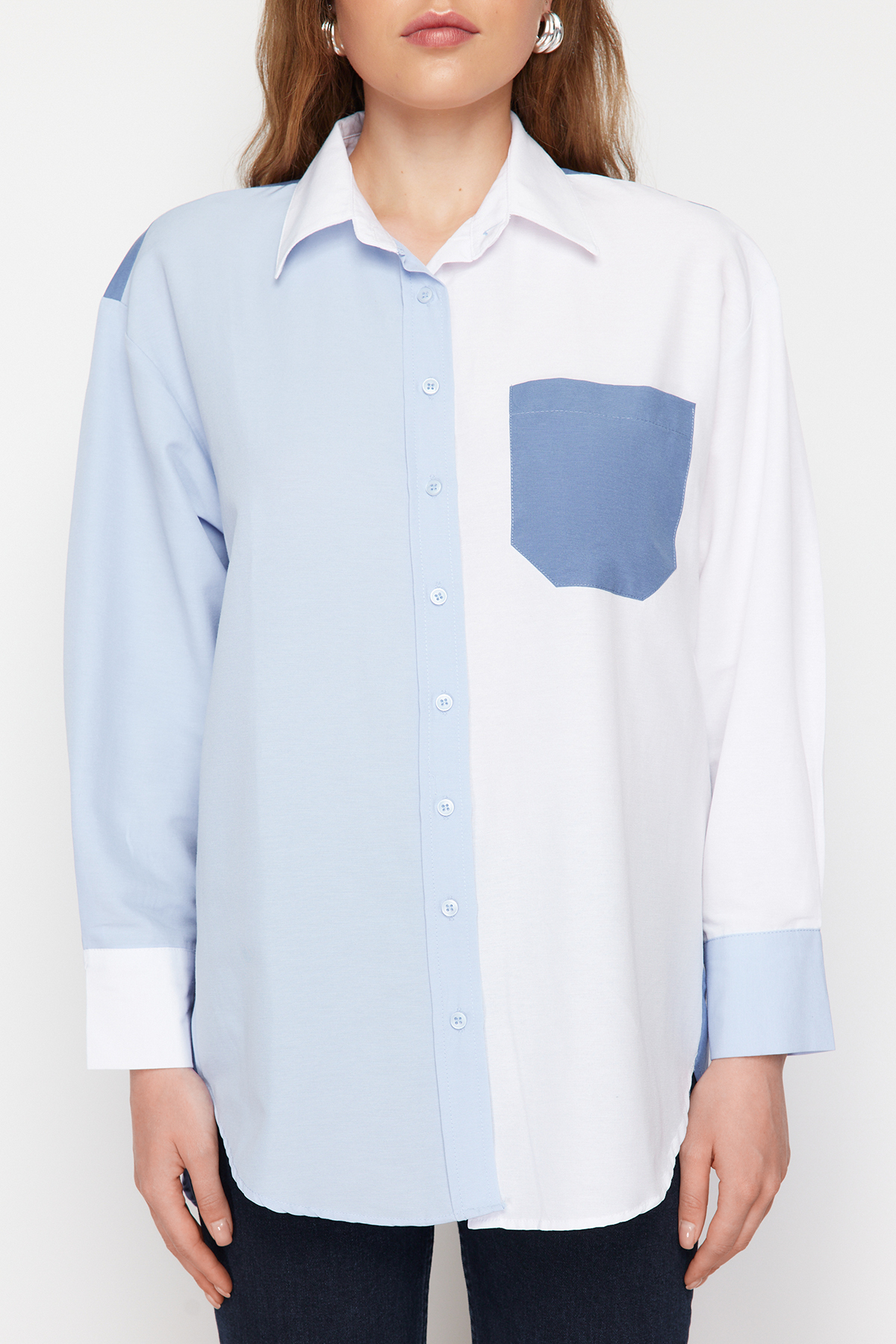 Trendyolmilla  Mavi Renk Bloklu Oversize Geniş Kalıp Dokuma Gömlek TWOSS24GO00136 - Görsel 4