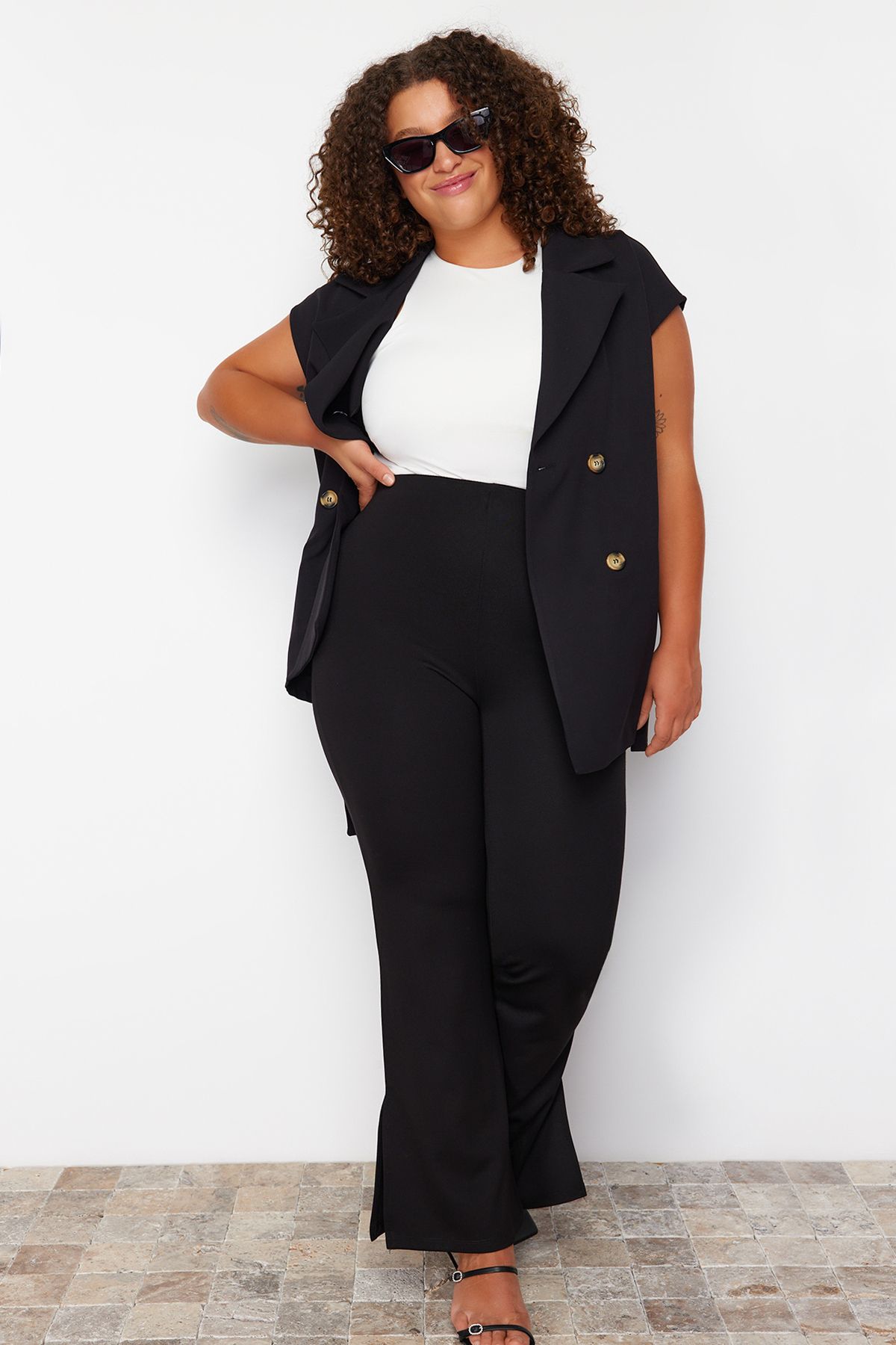 Trendyol Curve-Schwarze Strickhose mit spanischem Bein und hohem Bund und Seitenschlitz TBBSS23AR00035 2