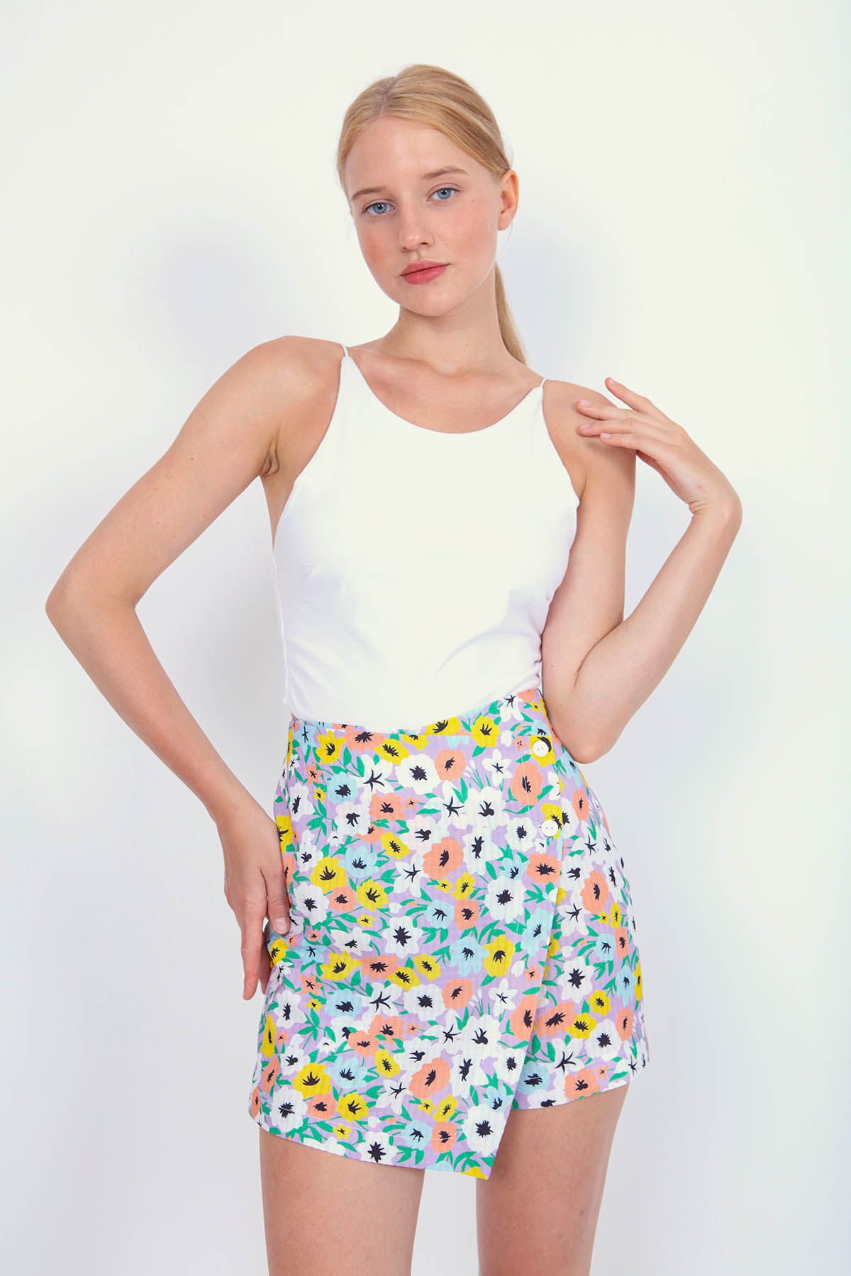 Vitrin-Kurzer Rock mit Blumenmuster und Knopfleiste vorne 2