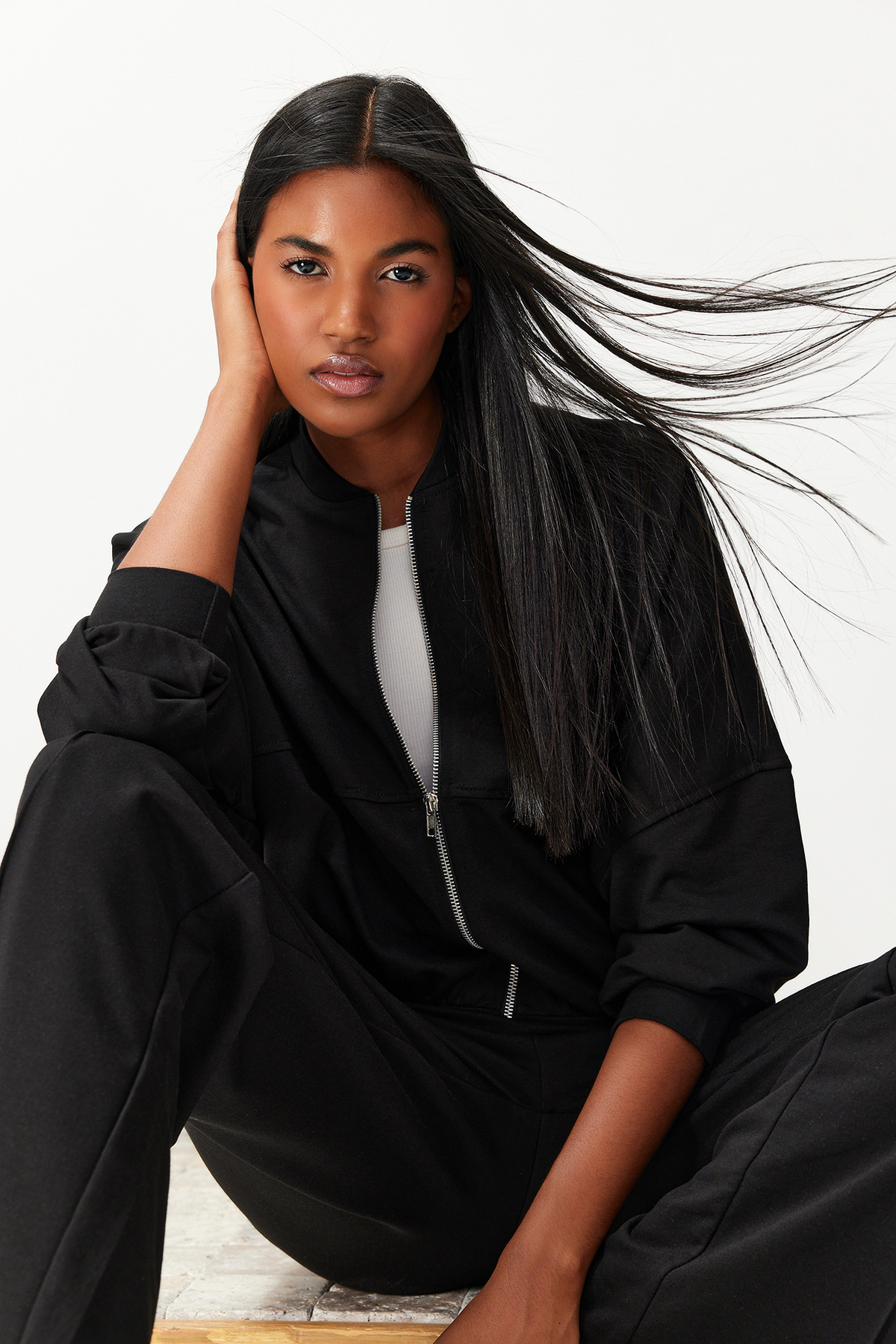 Trendyolmilla  Siyah Nervürlü Fermuarlı Dik Yaka Örme Sweatshirt/Pantolon Alt-Üst Takım TWOSS24AU00119 - Görsel 3