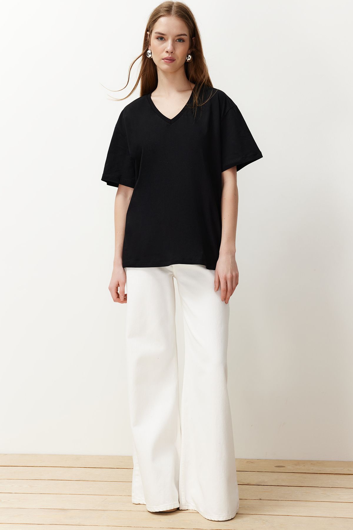 Trendyol Collection Czarny, 100% bawełniany, dzianinowy T-shirt typu Boyfriend z dekoltem w kształcie litery V TWOSS23TS00003