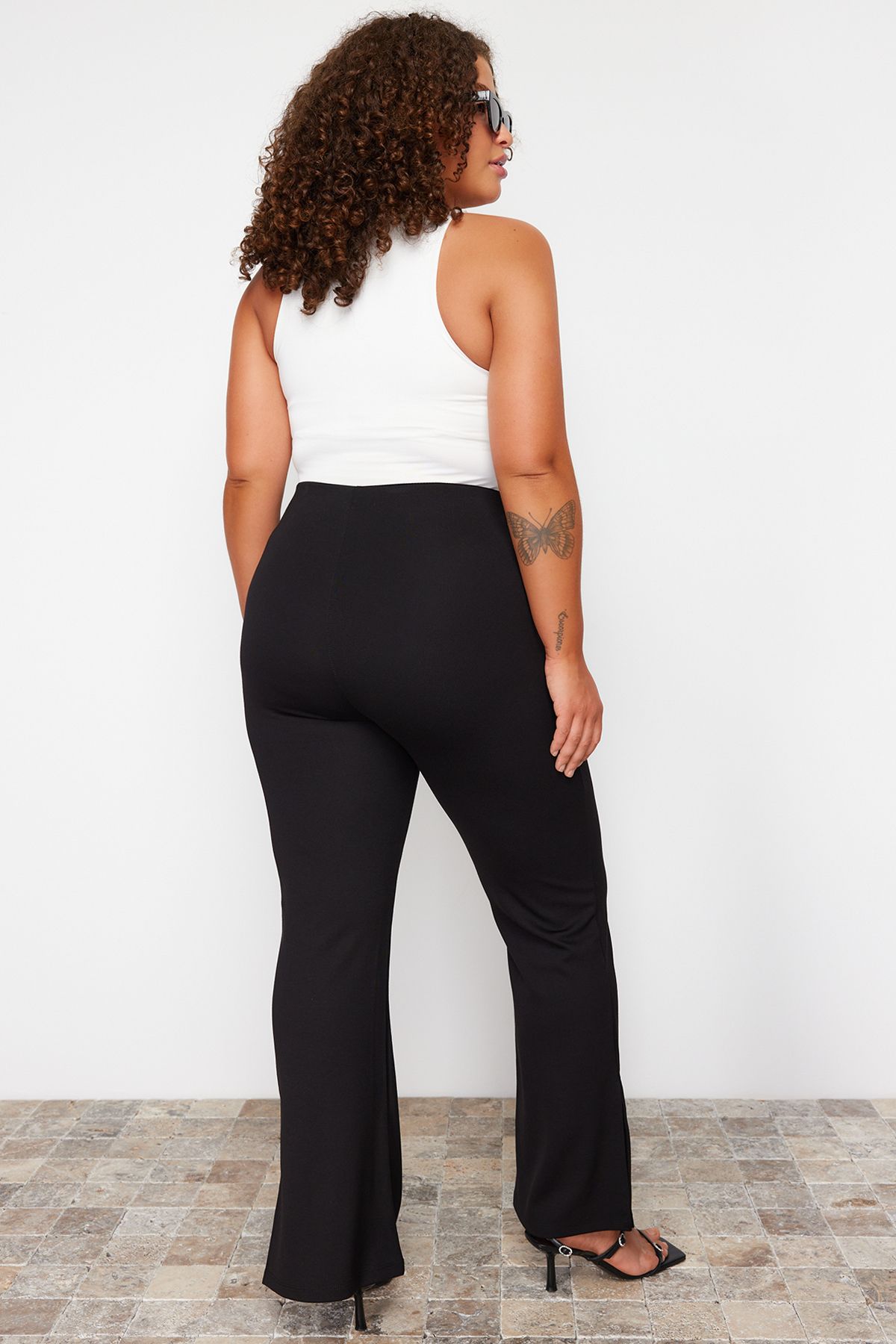 Trendyol Curve-Schwarze Strickhose mit spanischem Bein und hohem Bund und Seitenschlitz TBBSS23AR00035 6