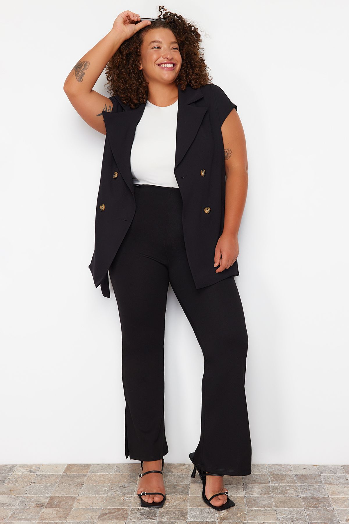 Trendyol Curve-Schwarze Strickhose mit spanischem Bein und hohem Bund und Seitenschlitz TBBSS23AR00035 3
