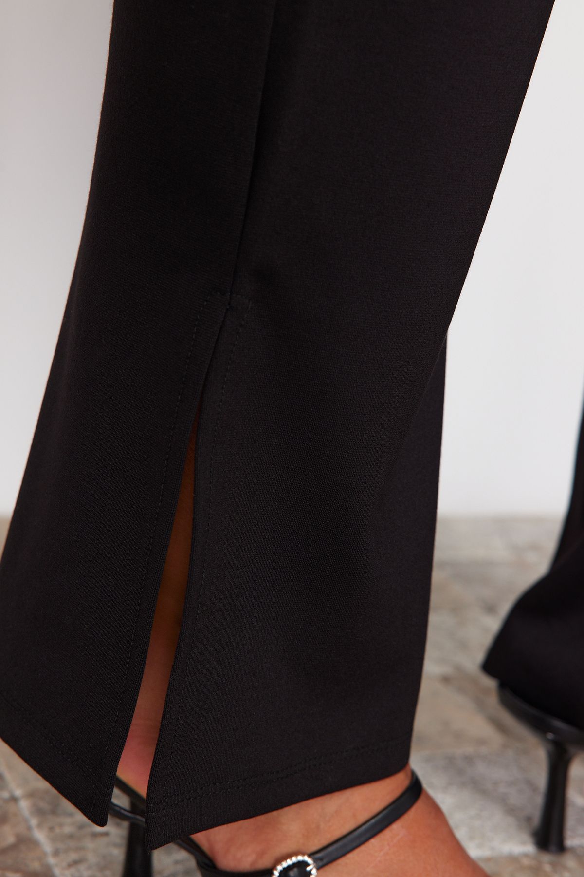 Trendyol Curve-Schwarze Strickhose mit spanischem Bein und hohem Bund und Seitenschlitz TBBSS23AR00035 5