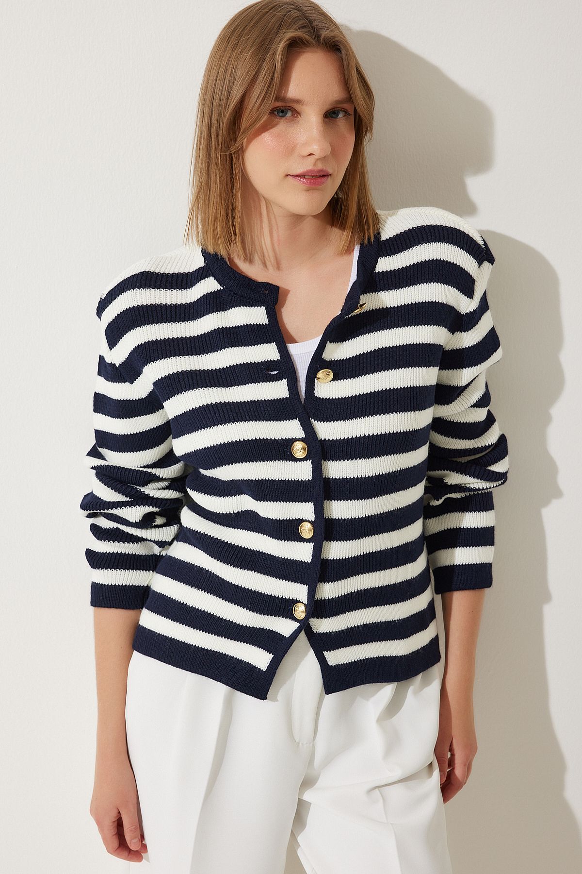 Happiness İstanbul-Gepolsterte Strickjacke mit Streifenmuster in Ecru/Marineblau für Damen US00859 2