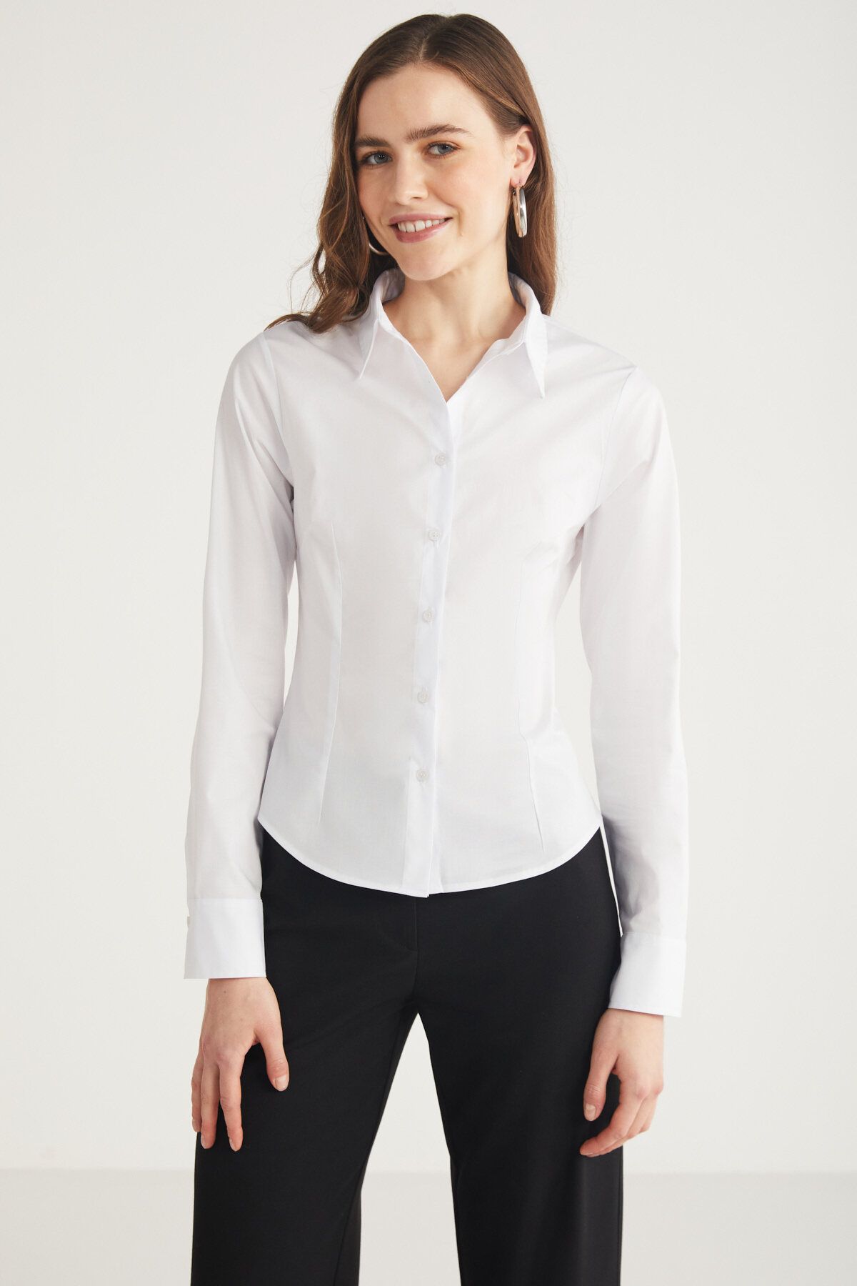 la femme devangelne slim fit dar lykran la chemise blanche de poplin sans manches