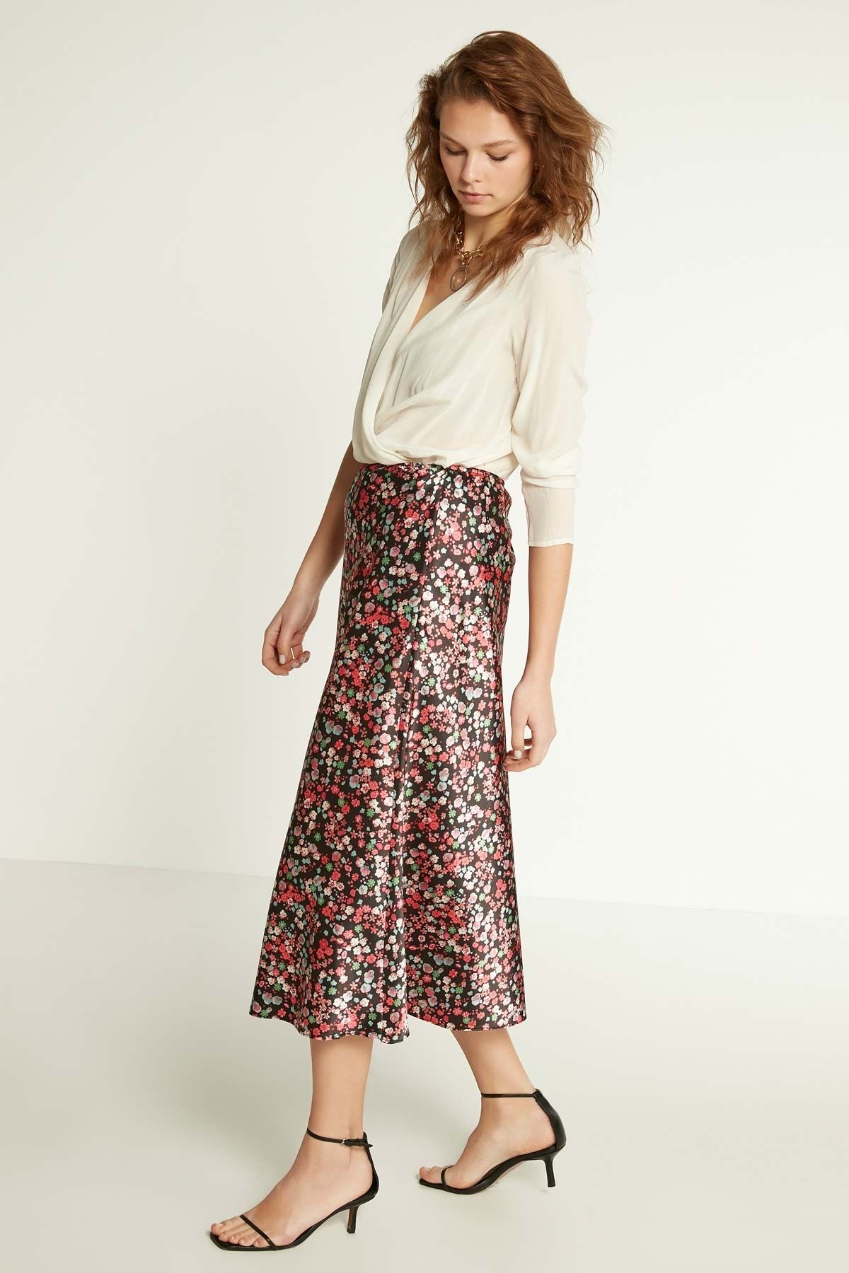 Vitrin-Crispy Flower Pattern Satin Skirt with Elastic Waist 3