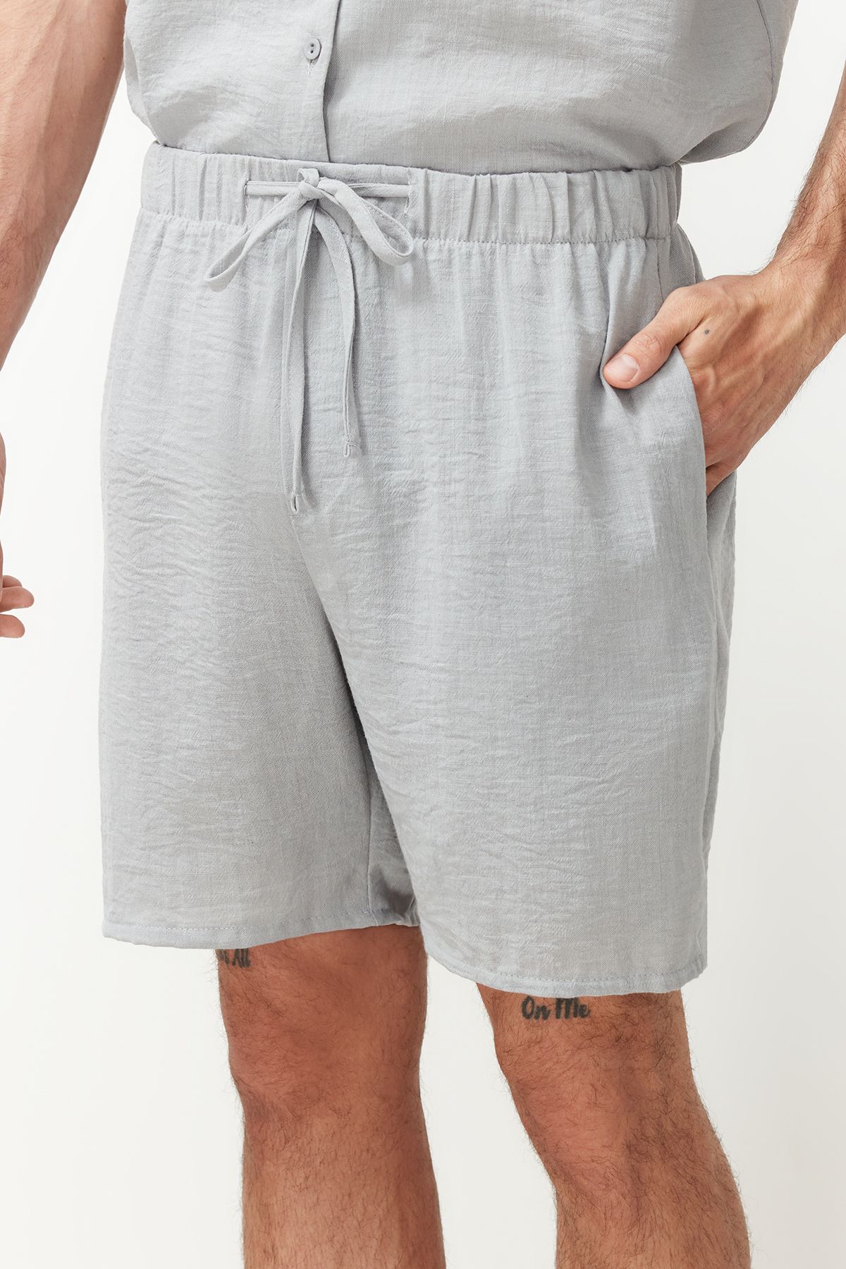 Trendyol Collection-Šedý tkaný košilový límec Šortky Pyžamový set – Regular Fit TMNSS24PT00022 5