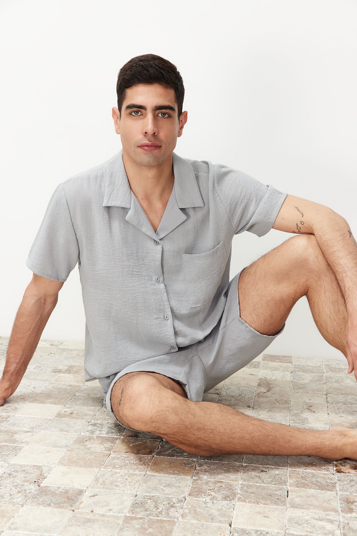 Trendyol Collection-Šedý tkaný košilový límec Šortky Pyžamový set – Regular Fit TMNSS24PT00022 3