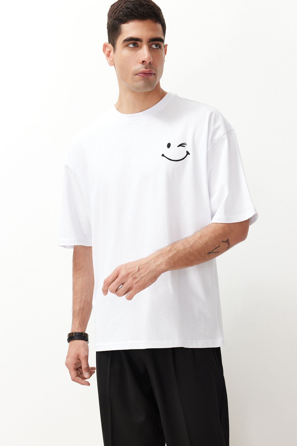 Trendyol Collection Biała, Oversize'owa Koszulka Z Haftem - Mężczyzna - M