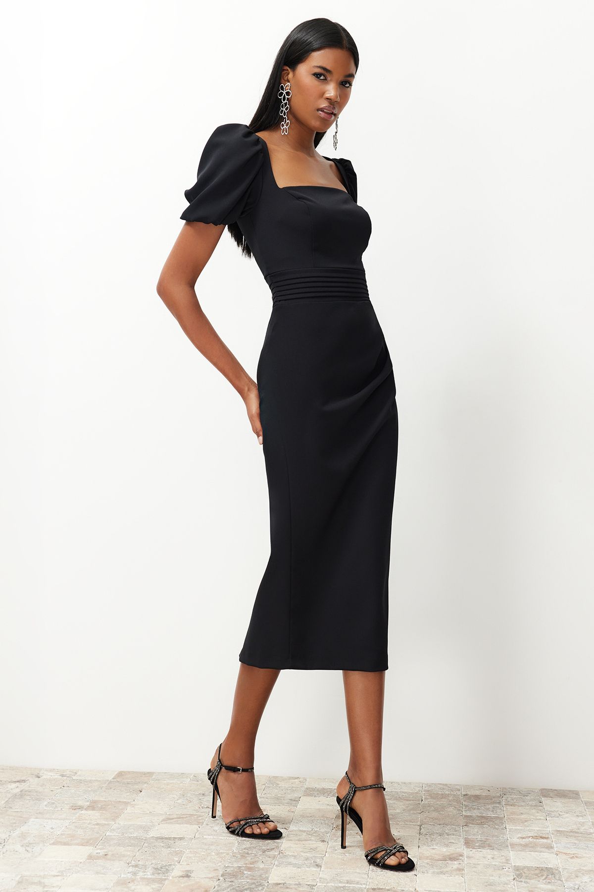 Trendyol Collection Dopasowana do ciała tkana sukienka w kolorze czarnym w talii TPRSS24EL00158