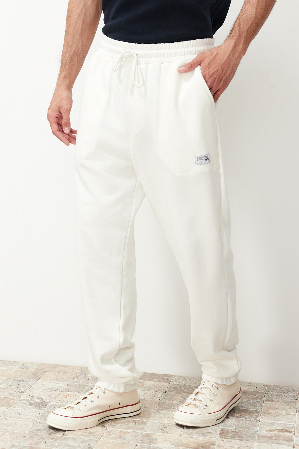 Trendyolmilla Man Ekru Regular Fit Etiket Aplikeli Cepleri Dikişli Eşofman Altı TMNSS23EA00010