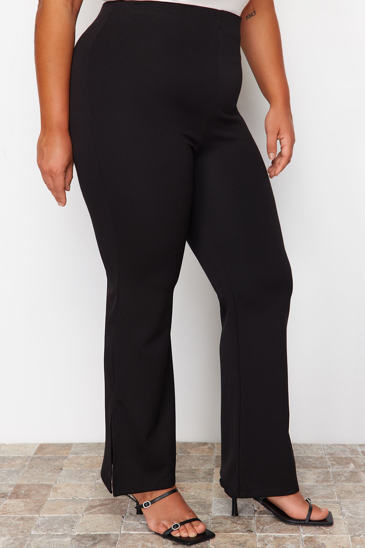 Trendyol Curve-Schwarze Strickhose mit spanischem Bein und hohem Bund und Seitenschlitz TBBSS23AR00035 4