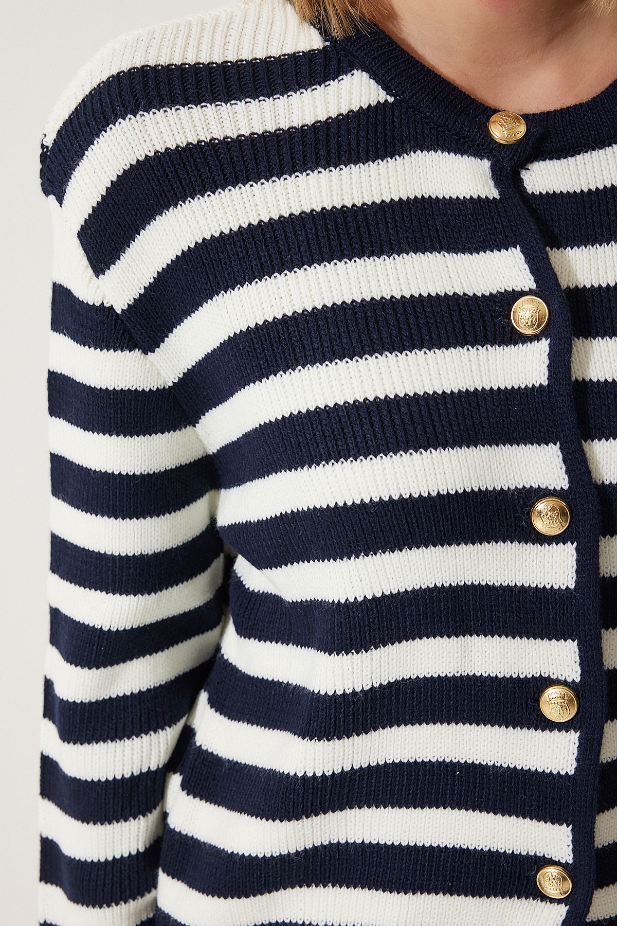 Happiness İstanbul-Gepolsterte Strickjacke mit Streifenmuster in Ecru/Marineblau für Damen US00859 5