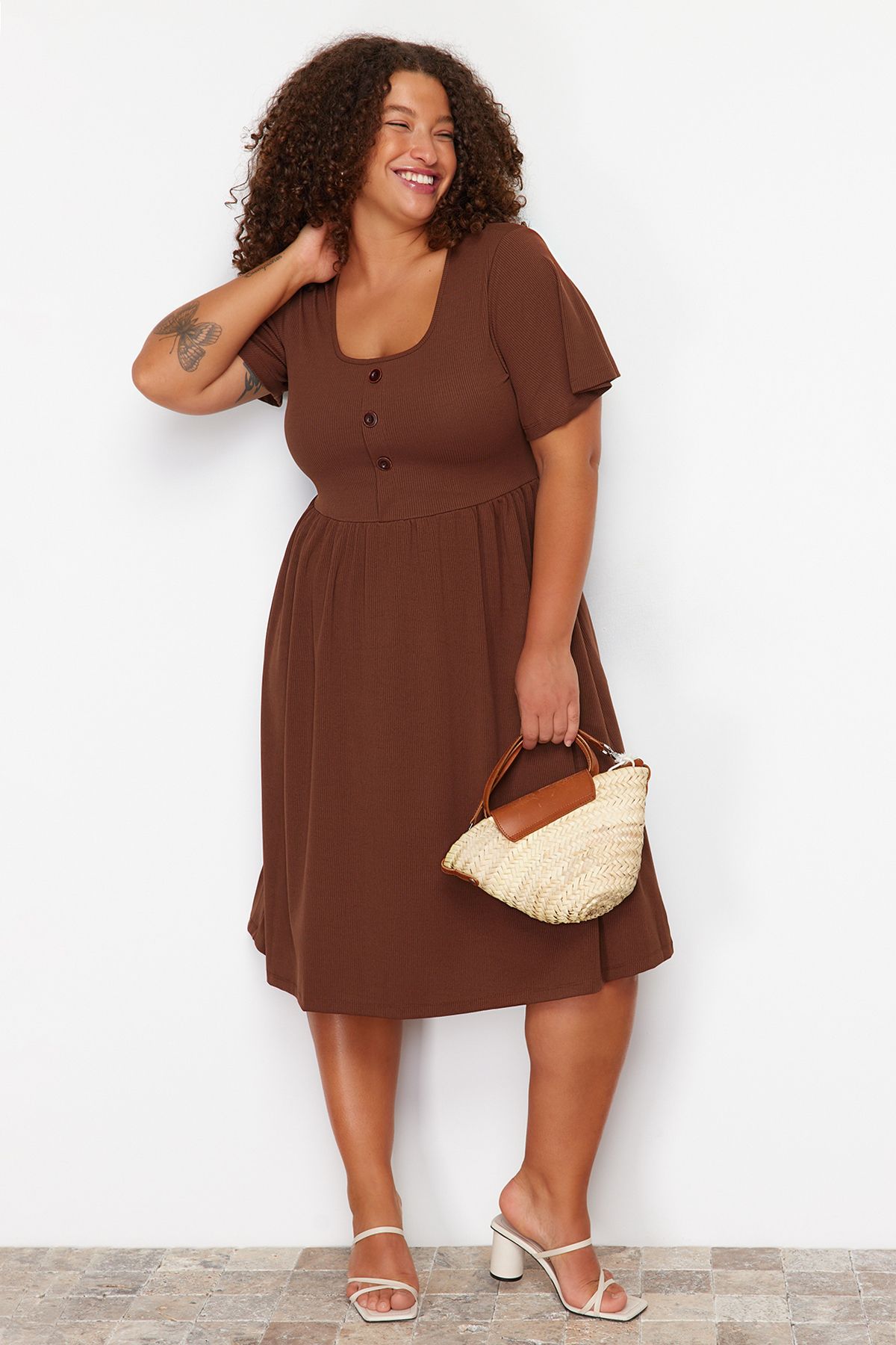Trendyol Curve Brown Gather részletes Midi zsinóros kötött ruha TBBSS24AH00176