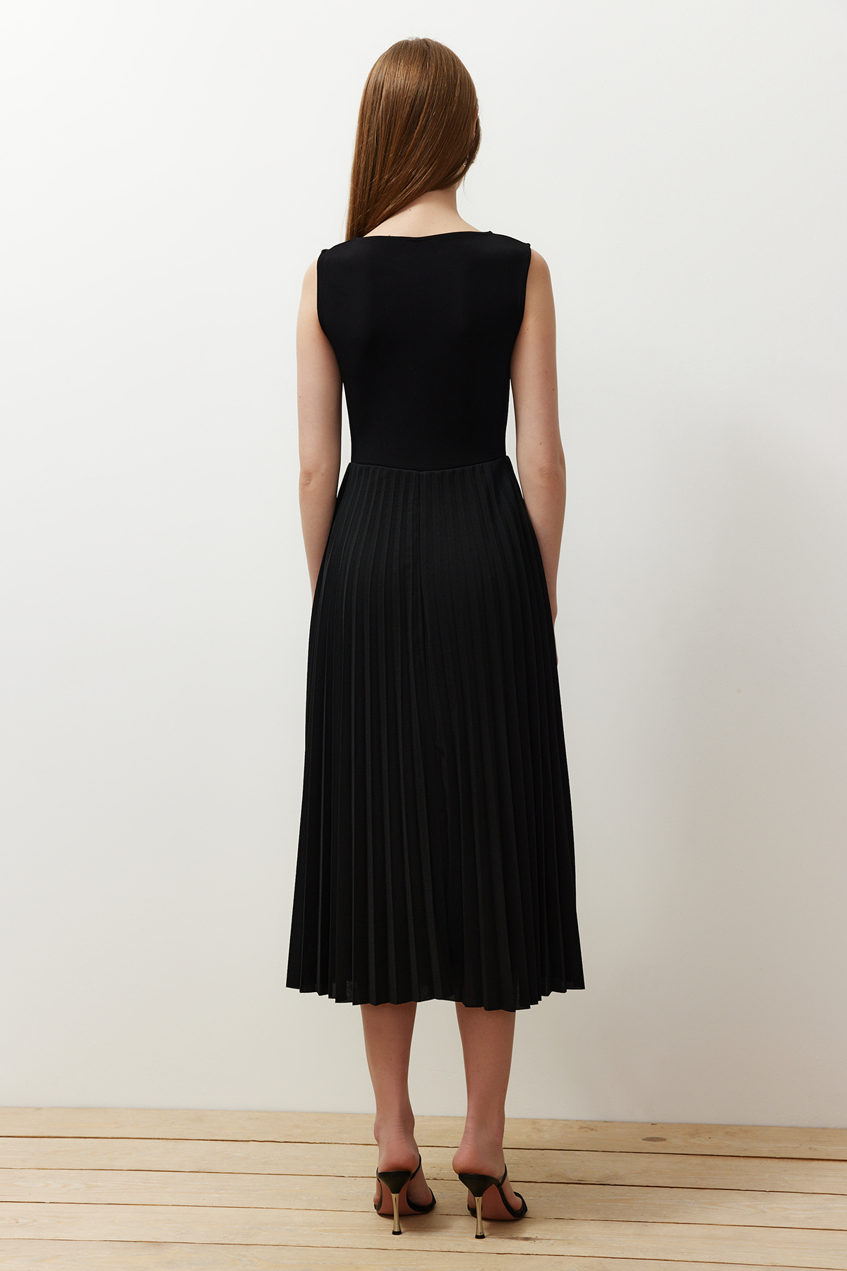 Trendyolmilla  Siyah Piliseli Astarlı Kolsuz Esnek Örme Midi Elbise TWOSS24EL00785 - Görsel 6