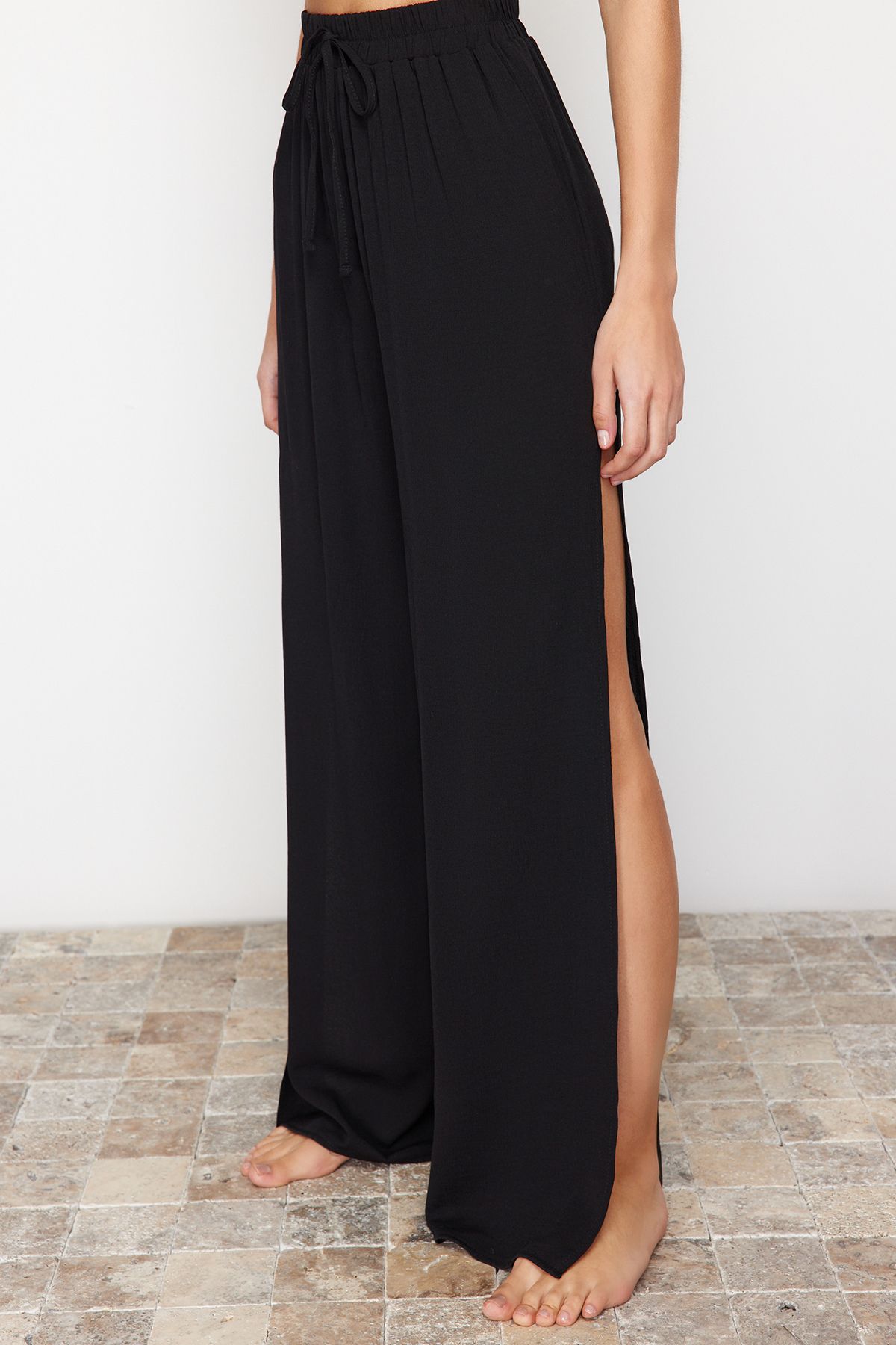Trendyol Collection-Schwarze Strandhose mit gewebtem Schlitz TBESS24PL00013 4