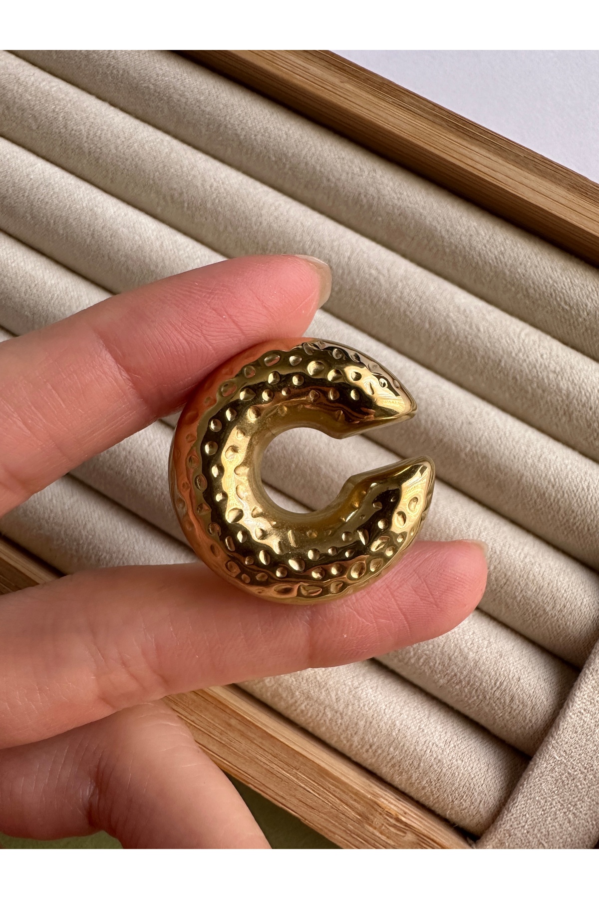 Gold Desenli Bombeli Kıkırdak Küpe Earcuff 2