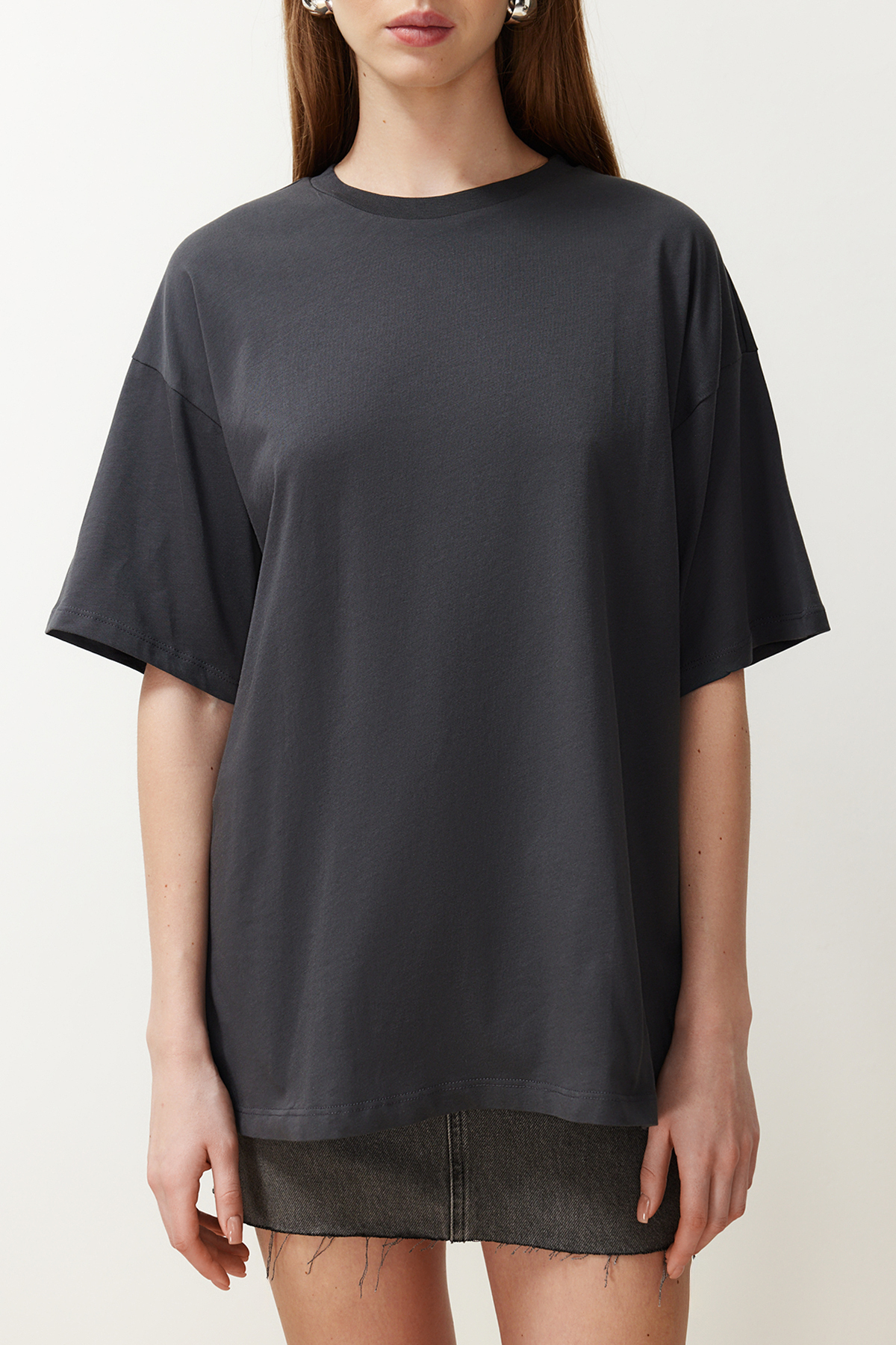  TRENDYOLM?LLA Antrasit %100 Pamuk Bisiklet Yaka Oversize/Geni? Kal?p ?rme T-Shirt