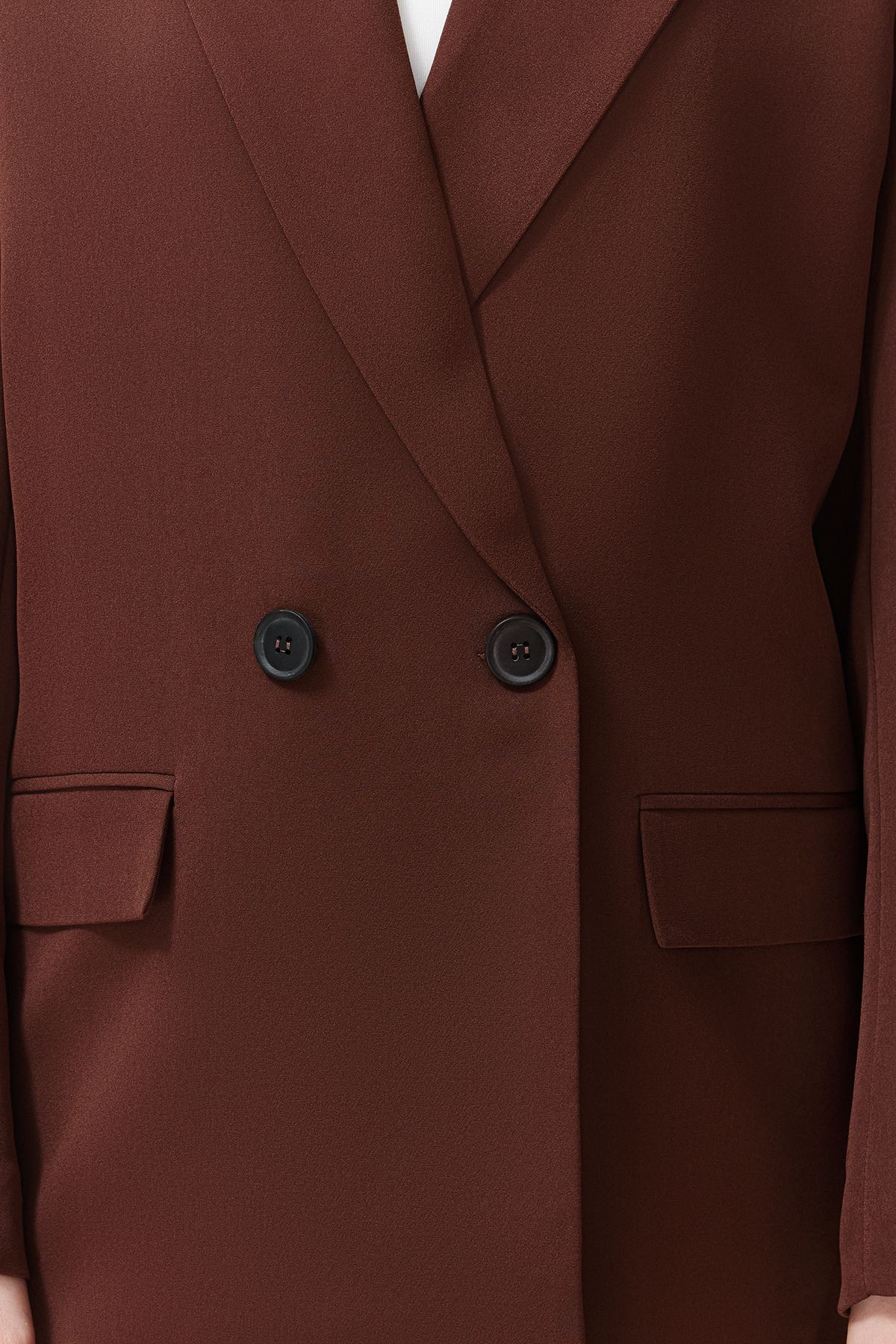 Trendyol Collection-Brauner, übergroßer, gerade geschnittener Basic-Zweireiher-Blazer aus Webstoff TWOSS24BC00028 5