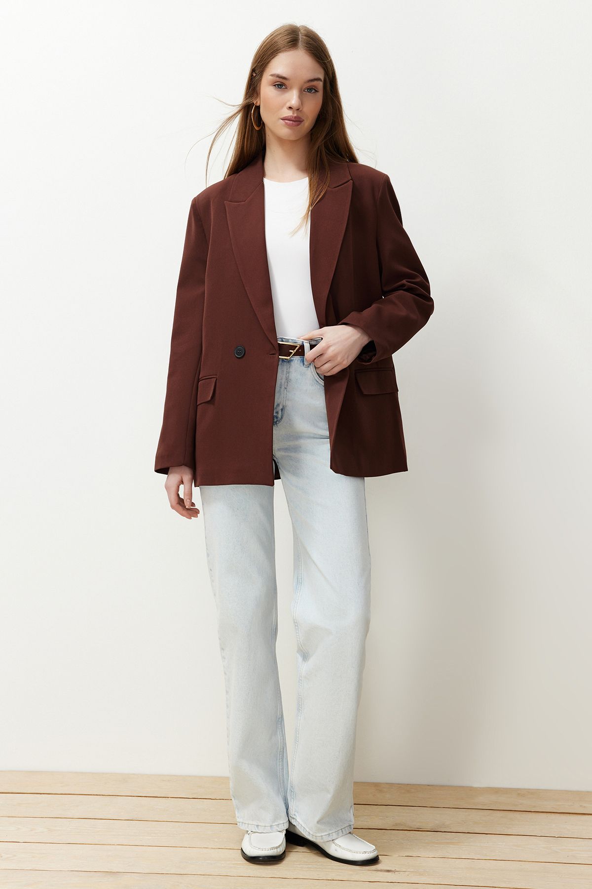 Trendyol Collection-Brauner, übergroßer, gerade geschnittener Basic-Zweireiher-Blazer aus Webstoff TWOSS24BC00028 3