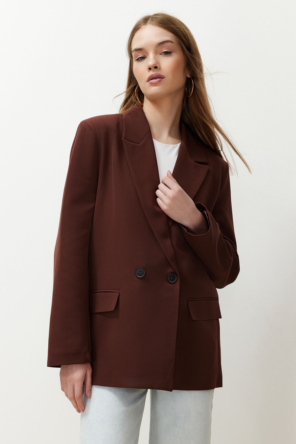 Trendyol Collection-Brauner, übergroßer, gerade geschnittener Basic-Zweireiher-Blazer aus Webstoff TWOSS24BC00028 2