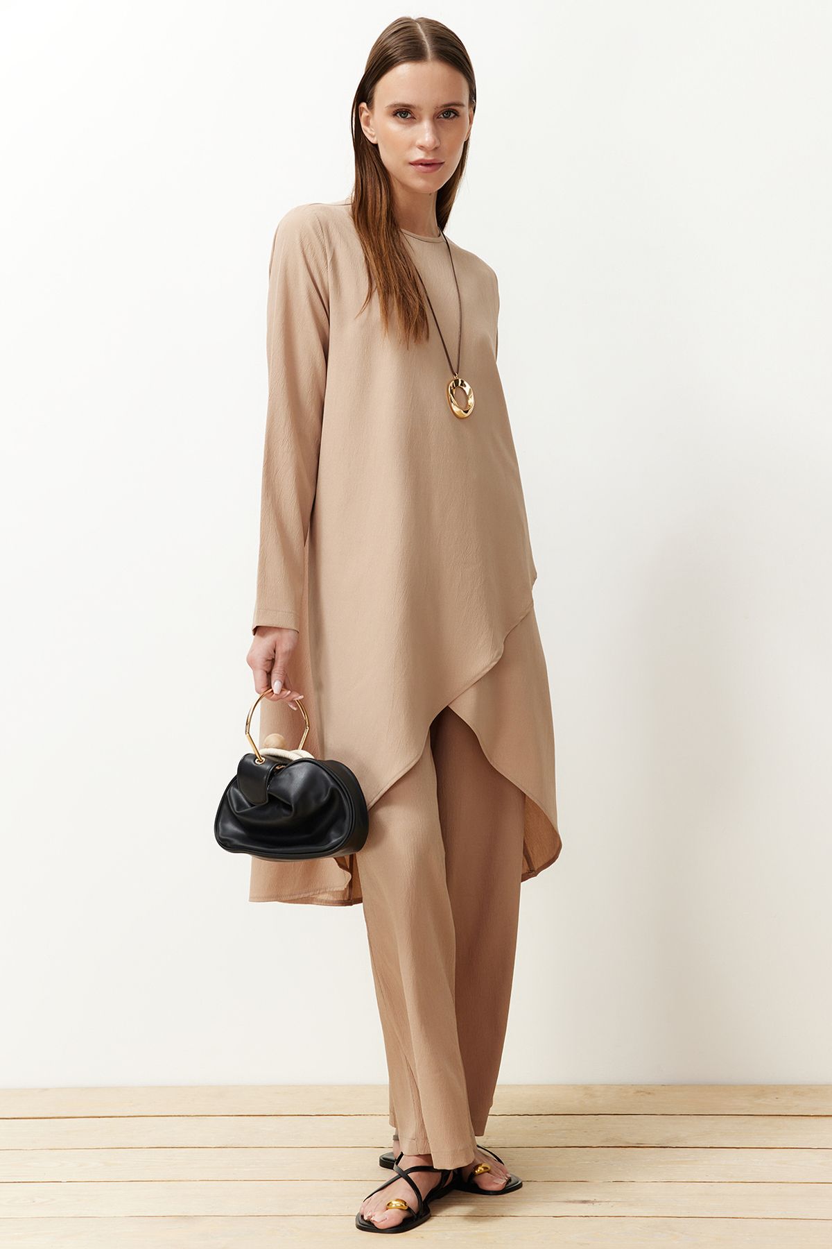 Trendyol Modest-Béžová asymetrická tkaná tunika kalhoty, vrchní a spodní sada TCTSS24US00074 1