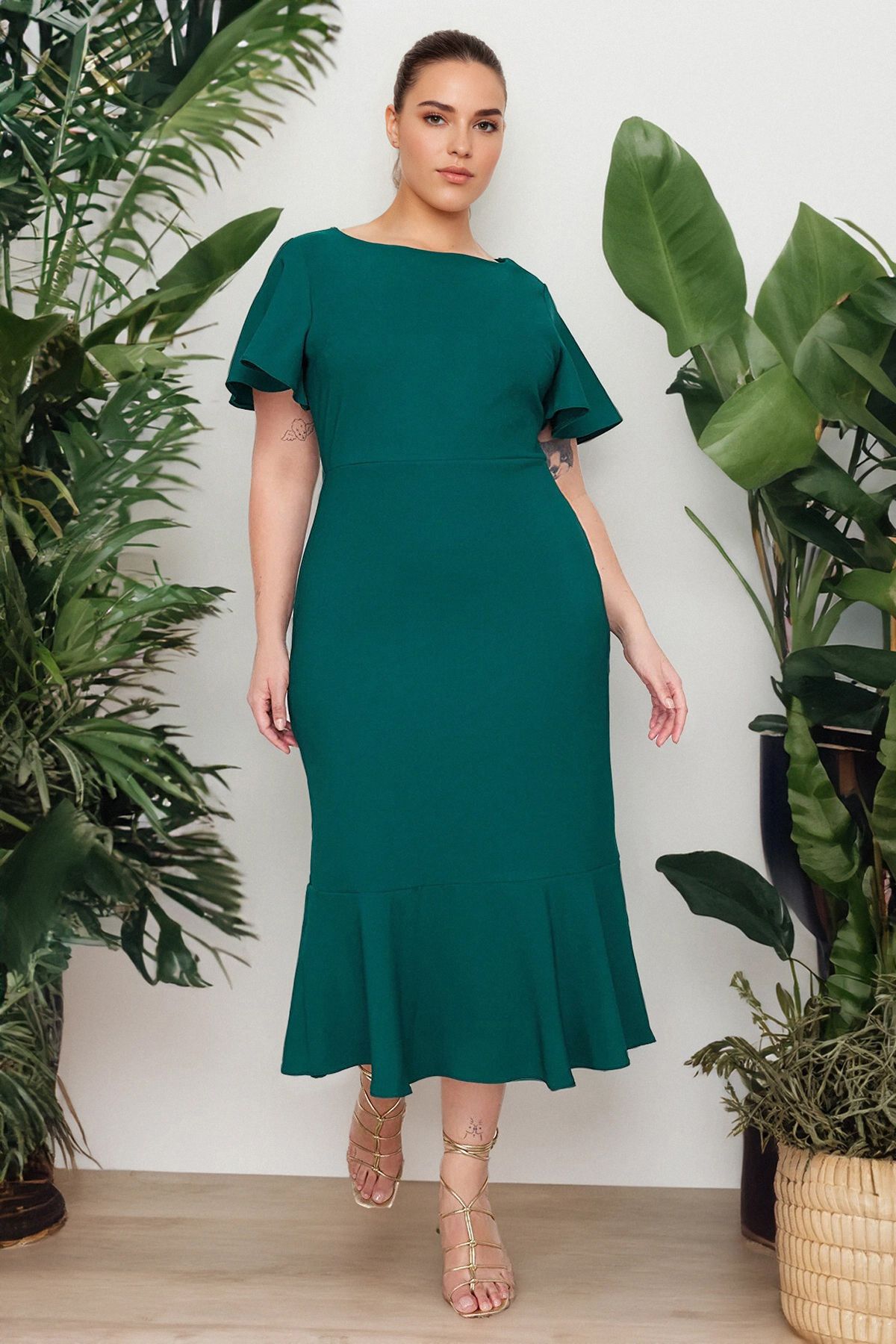 Trendyol Curve Ciemnozielona sukienka tkana Finike Plus Size
