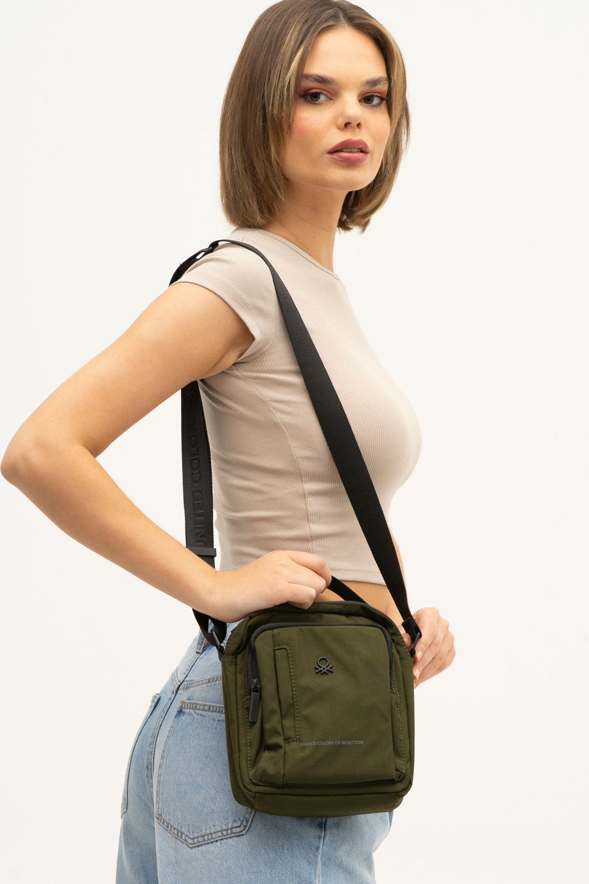 یونایتد کالرز آو بنتون کیف رودوشی مردانه بنتون مدل خاکی BNT1264