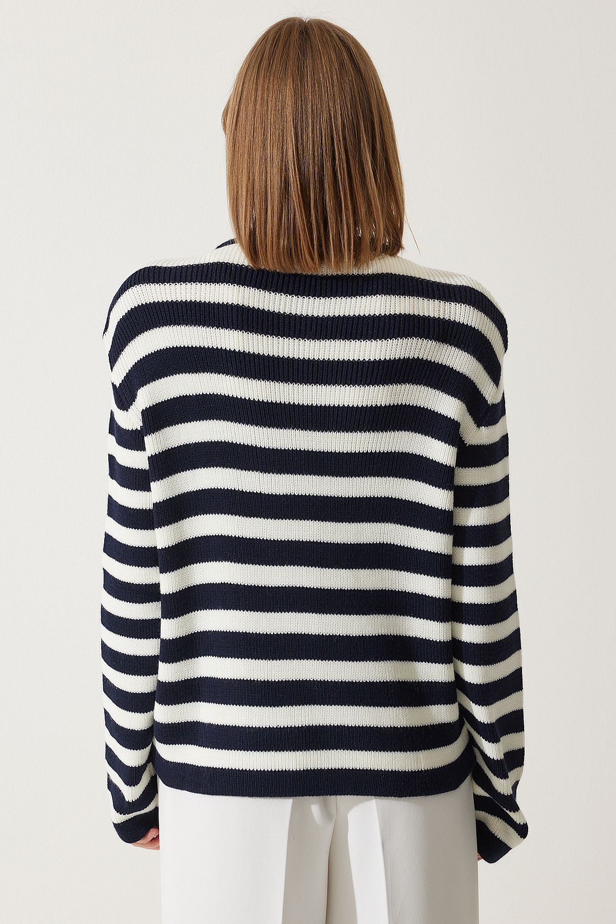 Happiness İstanbul-Gepolsterte Strickjacke mit Streifenmuster in Ecru/Marineblau für Damen US00859 6