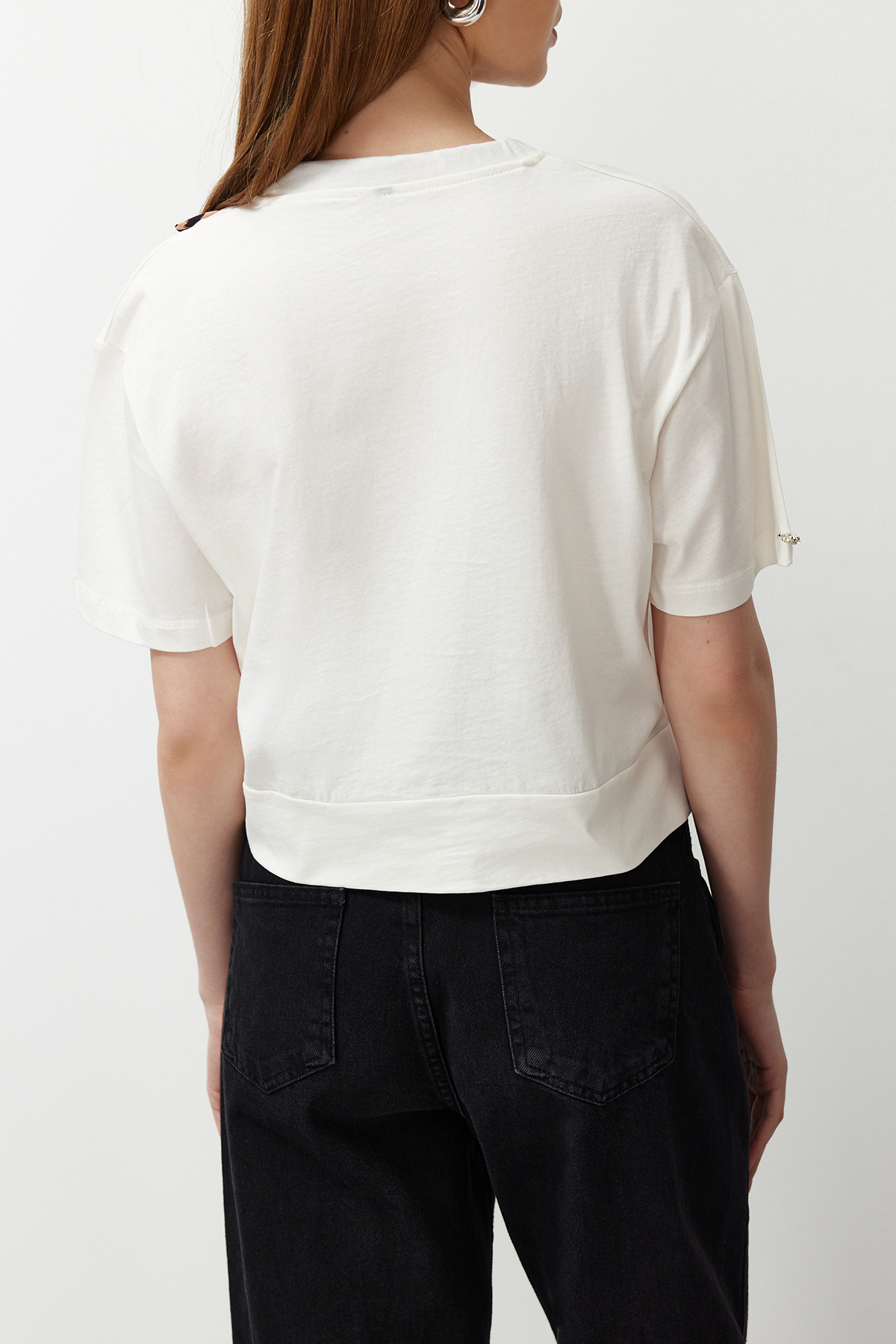 Trendyolmilla  Beyaz Kalın Pamuklu Leopar Boyundan Bağlamalı Detaylı Örme T-Shirt TEDSS24TS00001 - Görsel 4