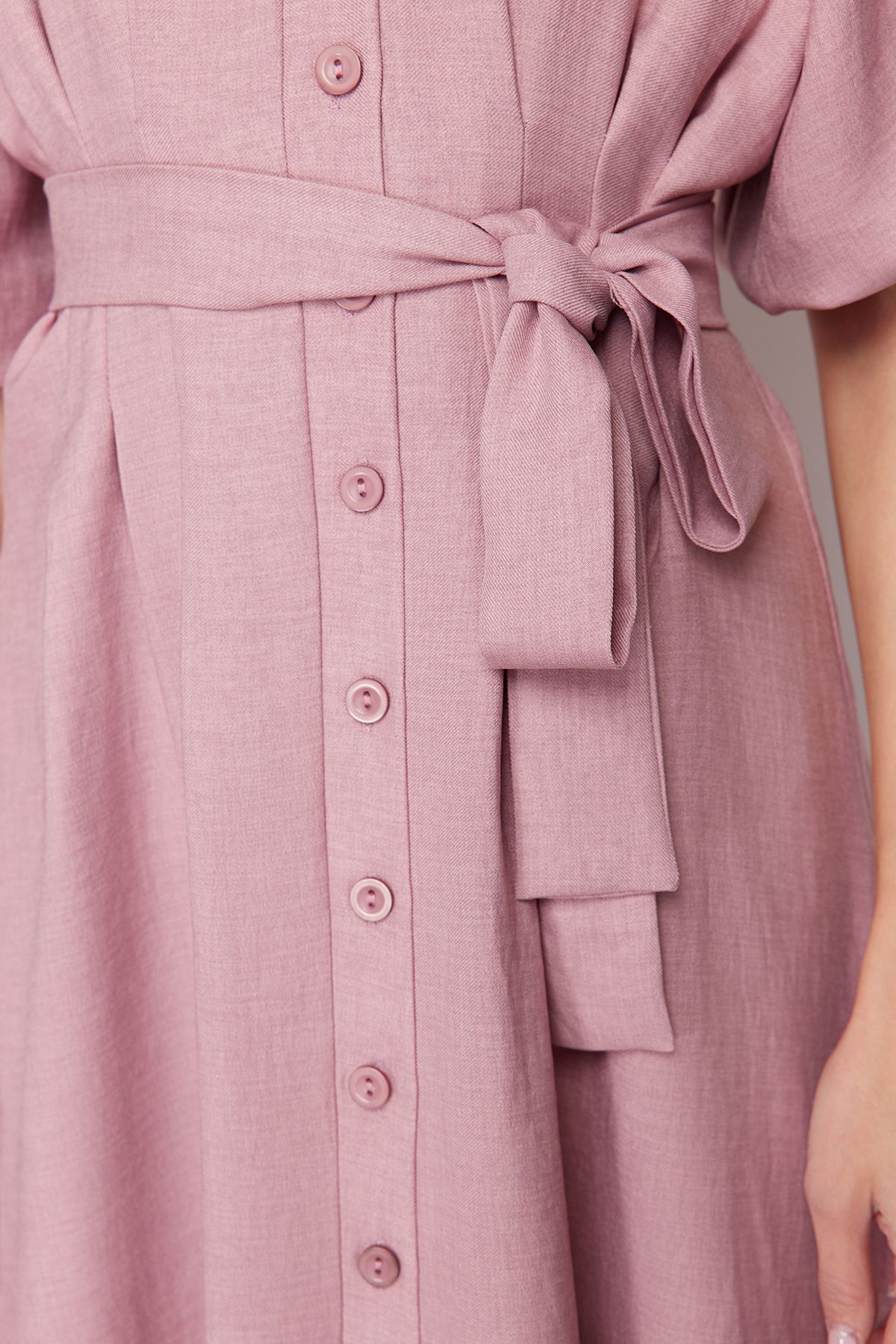 Trendyol Modest-Růžové s páskem s polovičním balonovým rukávem, plátěný vzhled, tkané košilové šaty TCTSS24EB00014 5