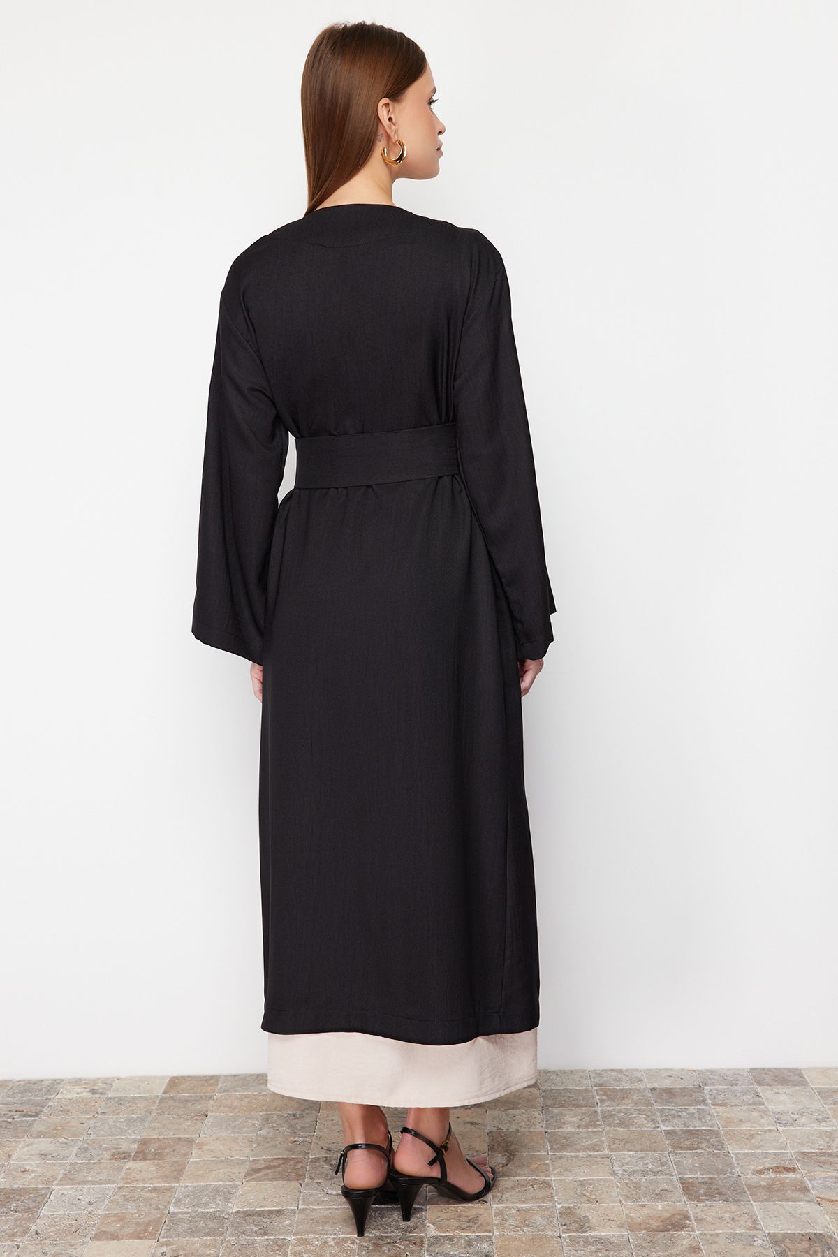Trendyol Modest-Tkané kimono a kaftan černého plátěného vzhledu s detailem na zavazování v pase TCTSS24KK00001 6