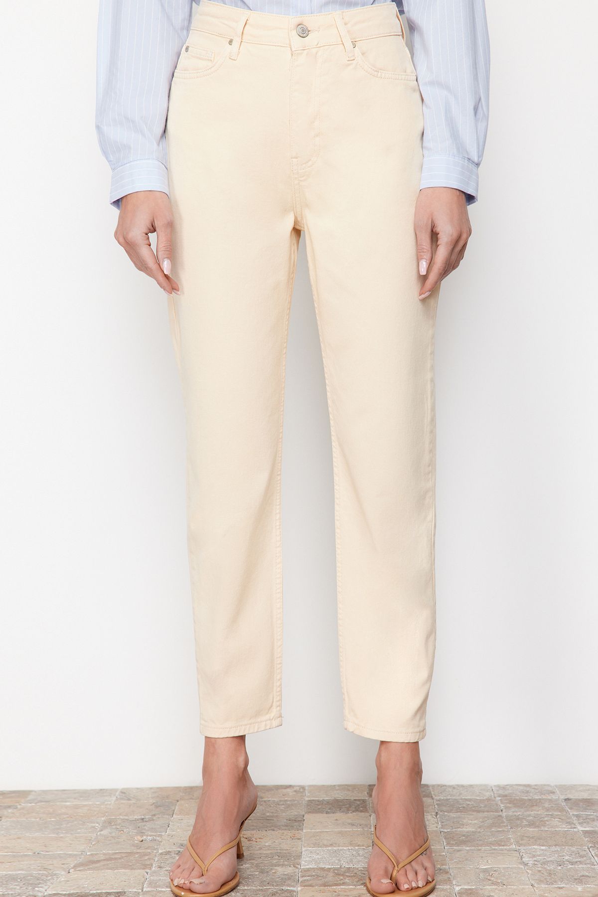 Trendyol Collection-Beige Mom-Jeans mit hoher Taille TWOAW24JE00076 4