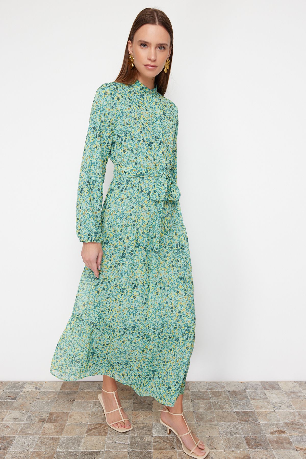 Trendyol Modest-Smaragdově zelené tkané šifonové šaty se vzorovaným stojáčkem s páskem TCTSS21EL3346 2