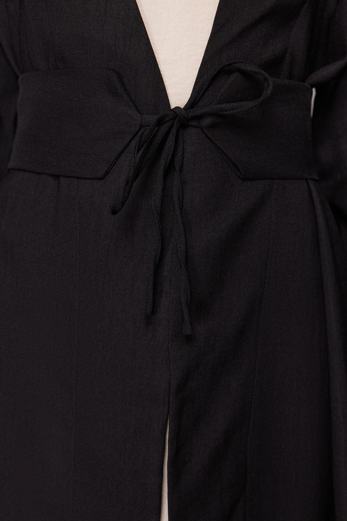 Trendyol Modest-Tkané kimono a kaftan černého plátěného vzhledu s detailem na zavazování v pase TCTSS24KK00001 5