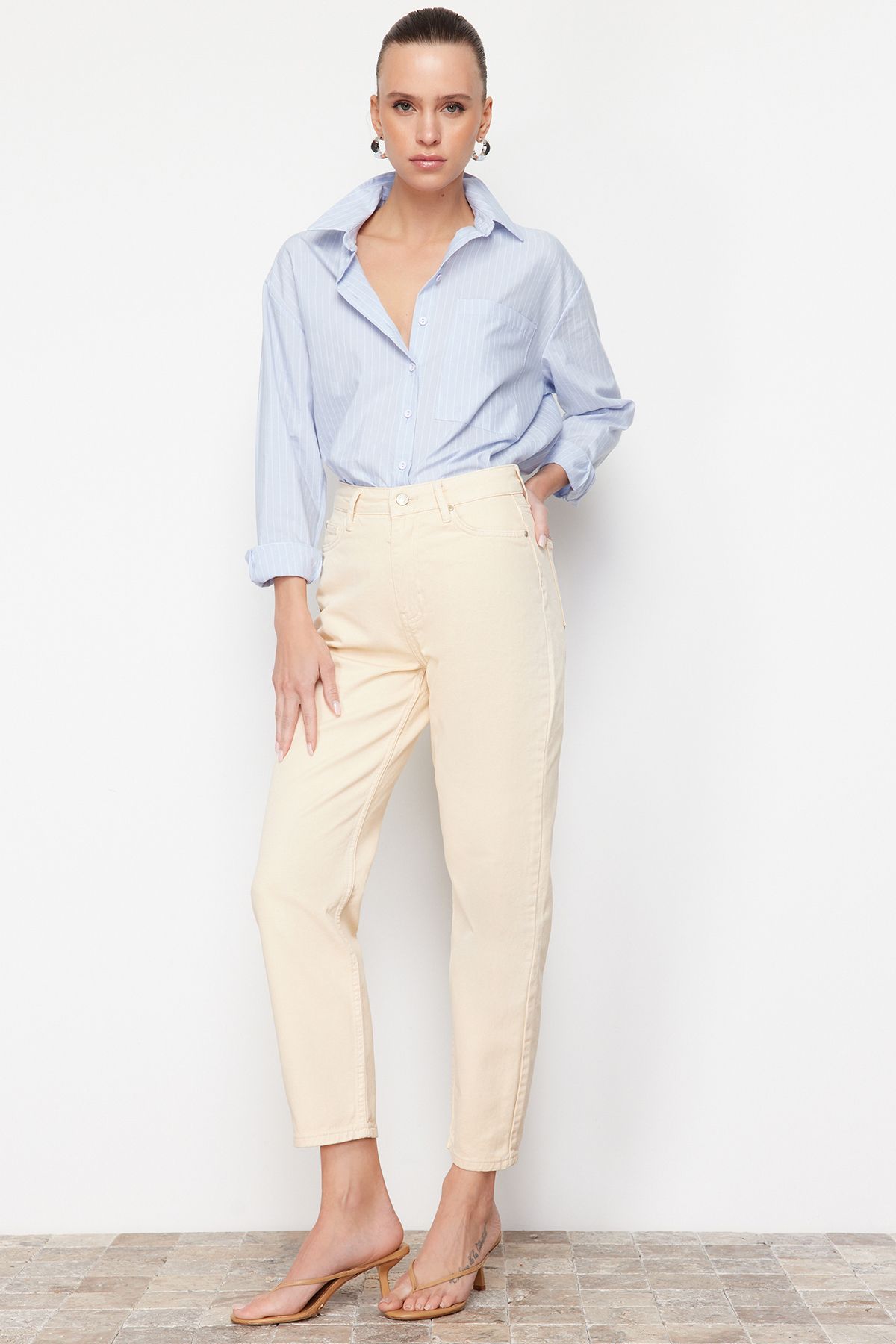 Trendyol Collection-Beige Mom-Jeans mit hoher Taille TWOAW24JE00076 3